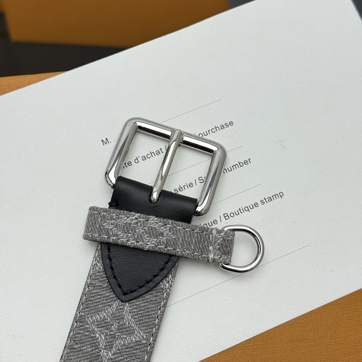 Louis Vuitton LV新款 D-Ring 腰带以 Monogram 丹宁布重绎源自 巧妙融汇摩登笔触与功能元素