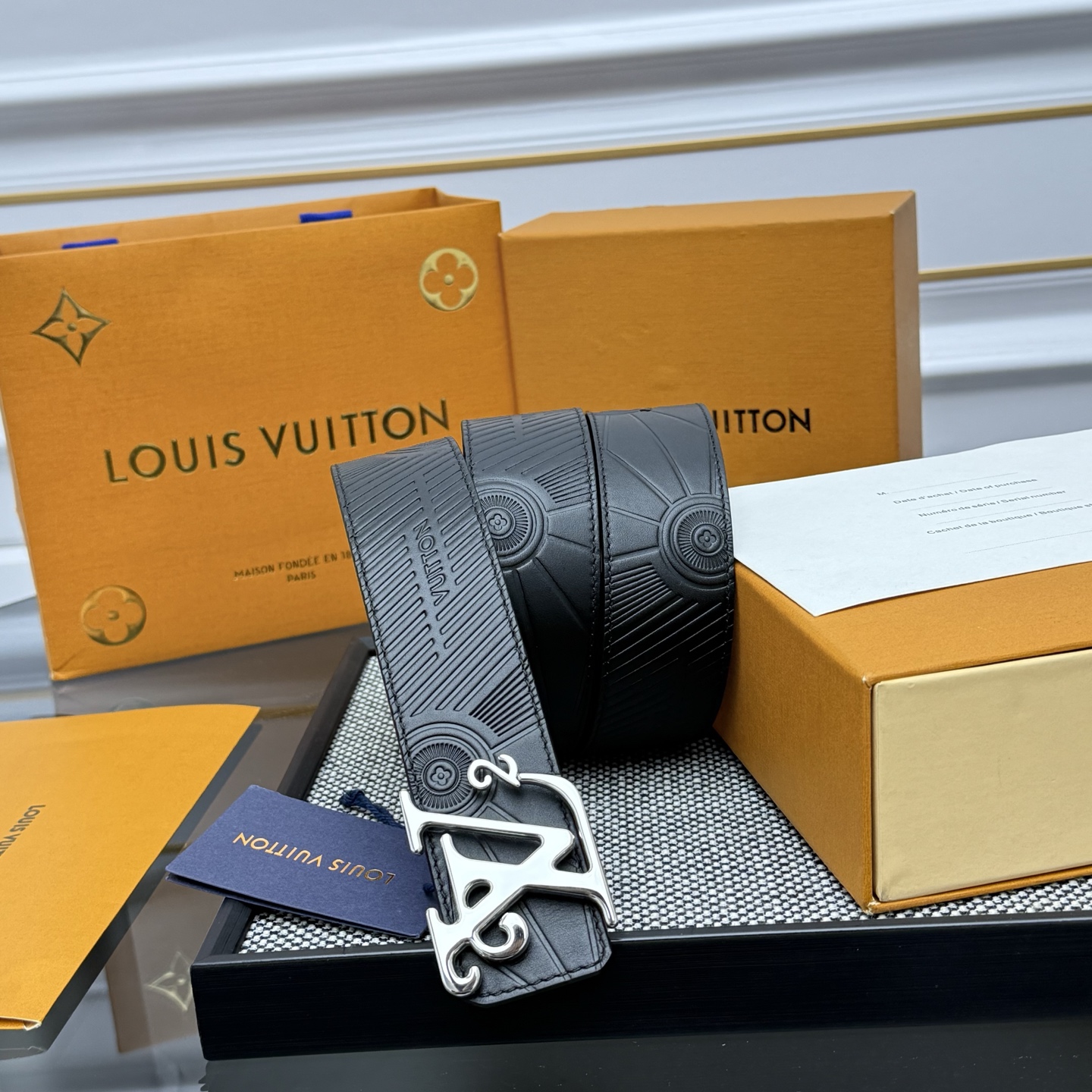 [LV Belts]LVDimension double-sided waist is embossed with a Monogram pattern o