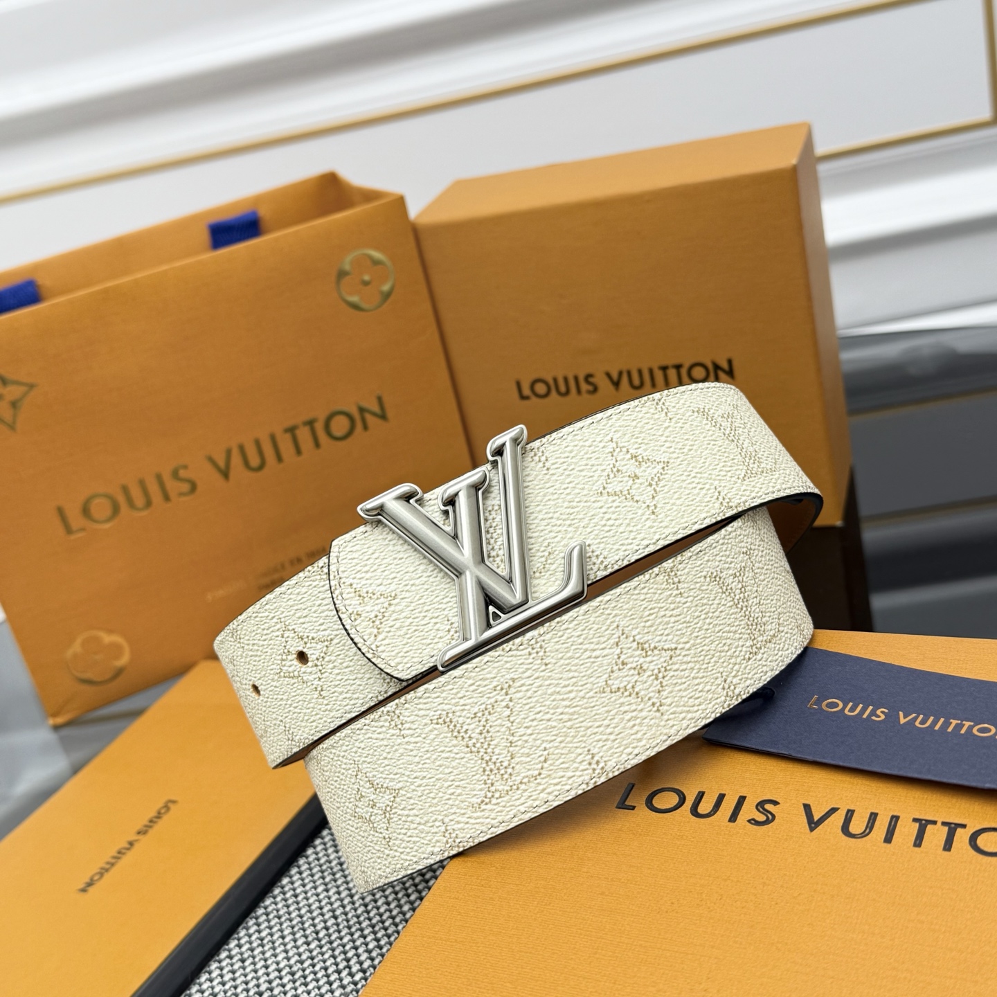 Louis Vuitton LV Monogram 帆布铺陈外层 LV Dimension 金属搭扣闪烁微妙莹泽