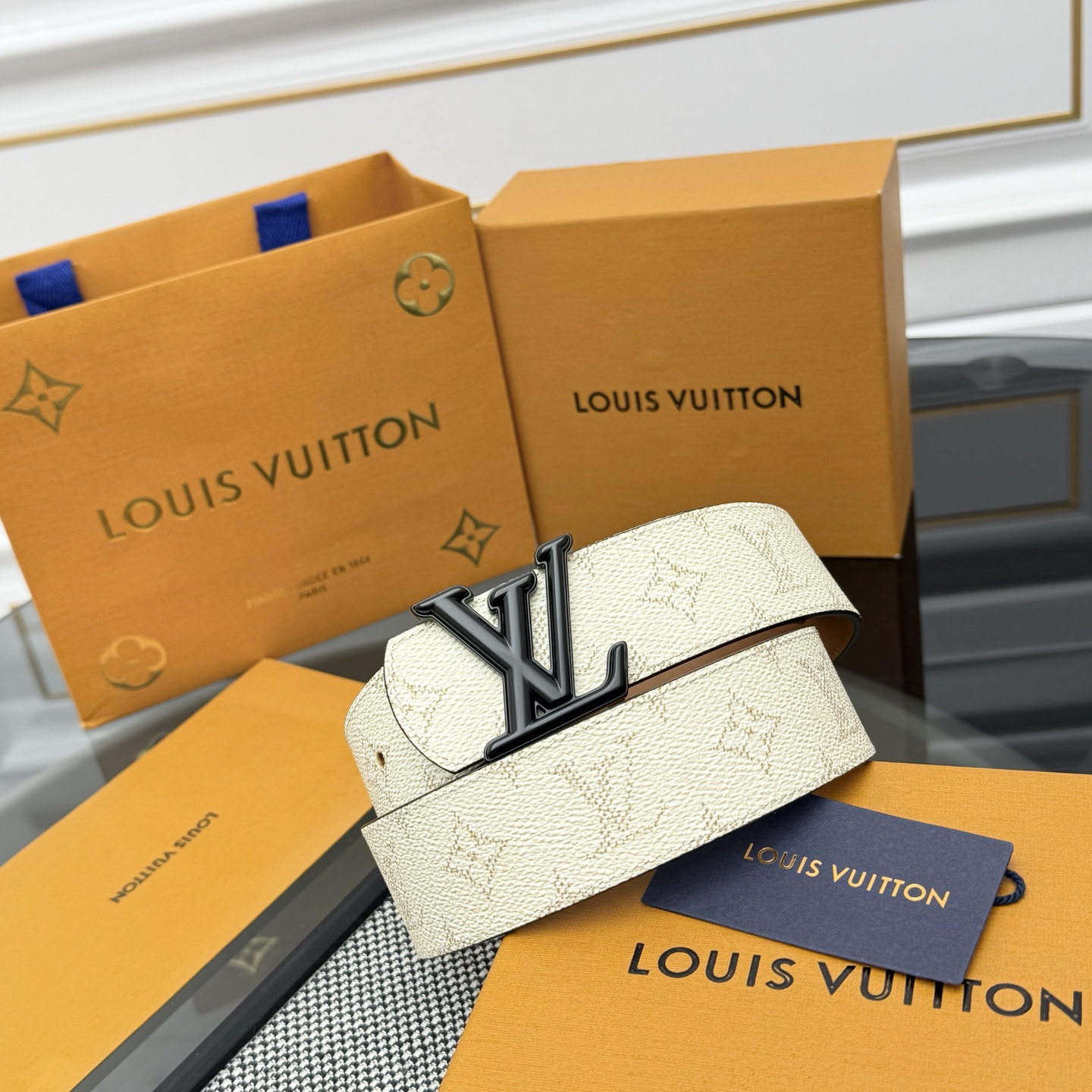 Louis Vuitton LV Monogram 帆布铺陈外层 LV Dimension 金属搭扣闪烁微妙莹泽