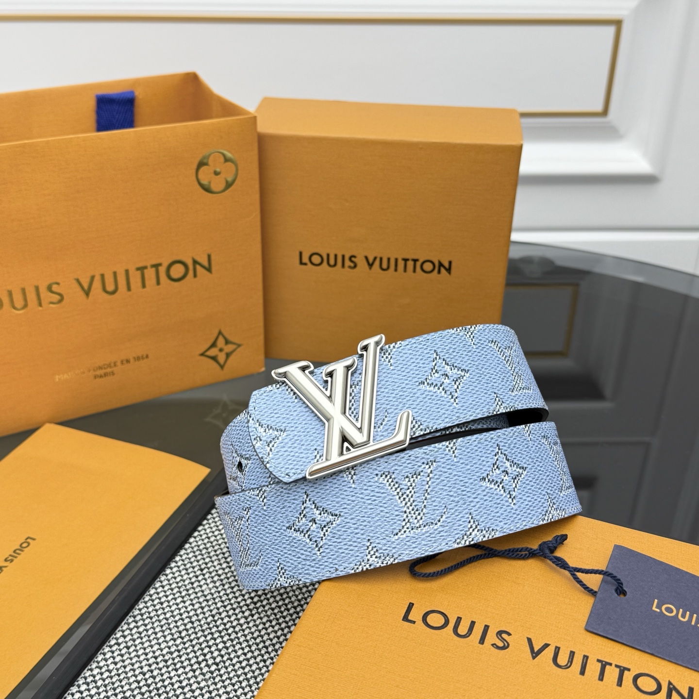 Louis Vuitton LV Monogram 帆布铺陈外层 LV Dimension 金属搭扣闪烁微妙莹泽