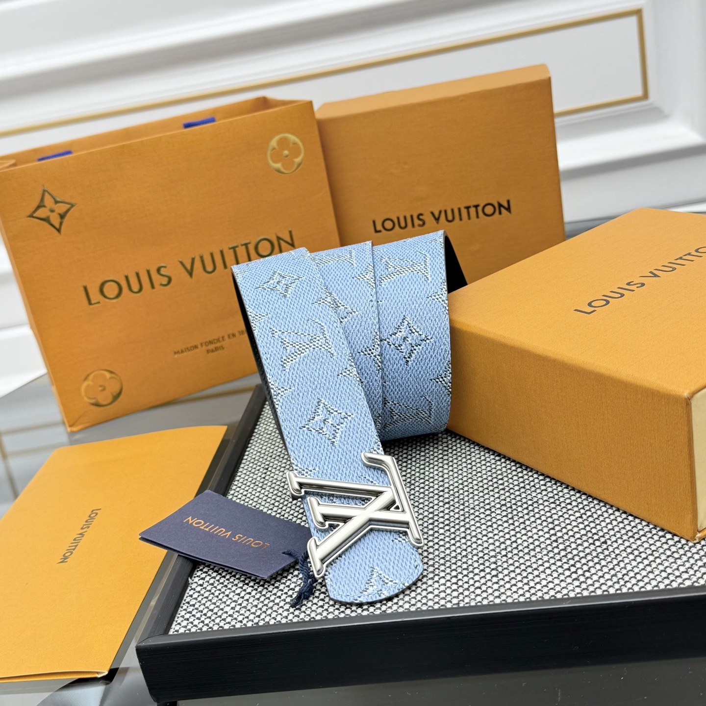 Louis Vuitton LV Monogram 帆布铺陈外层 LV Dimension 金属搭扣闪烁微妙莹泽