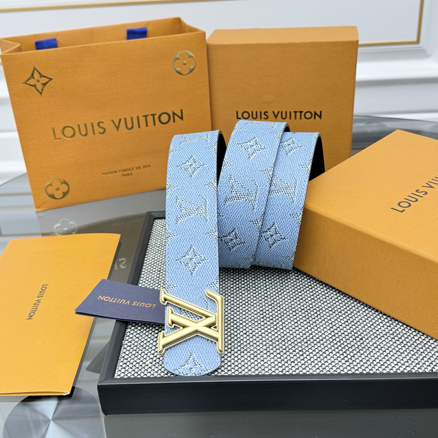 Louis Vuitton LV Monogram 帆布铺陈外层 LV Dimension 金属搭扣闪烁微妙莹泽