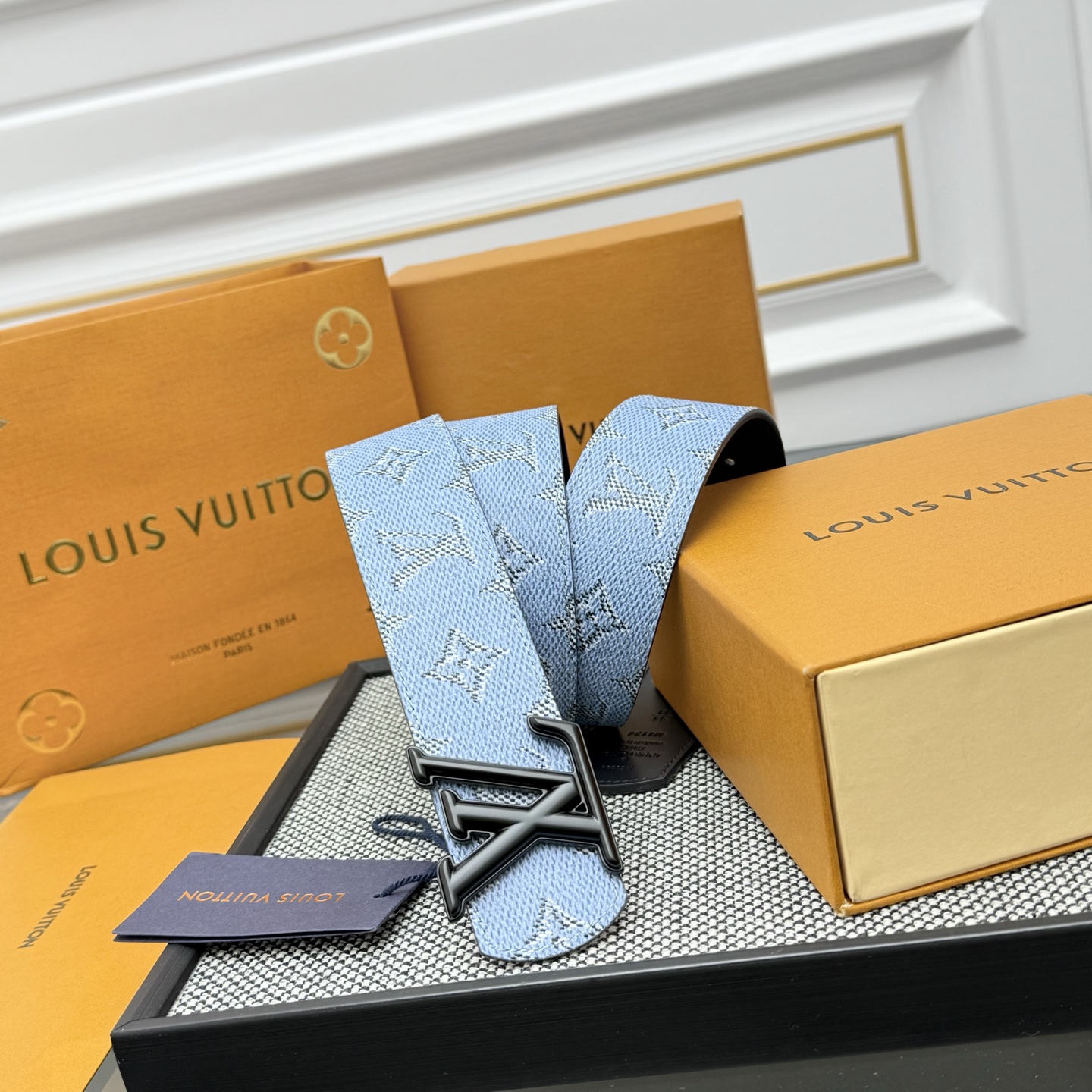 Louis Vuitton LV Monogram 帆布铺陈外层 LV Dimension 金属搭扣闪烁微妙莹泽