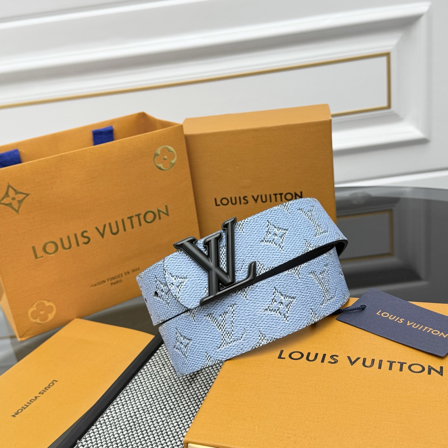 Louis Vuitton LV Monogram 帆布铺陈外层 LV Dimension 金属搭扣闪烁微妙莹泽