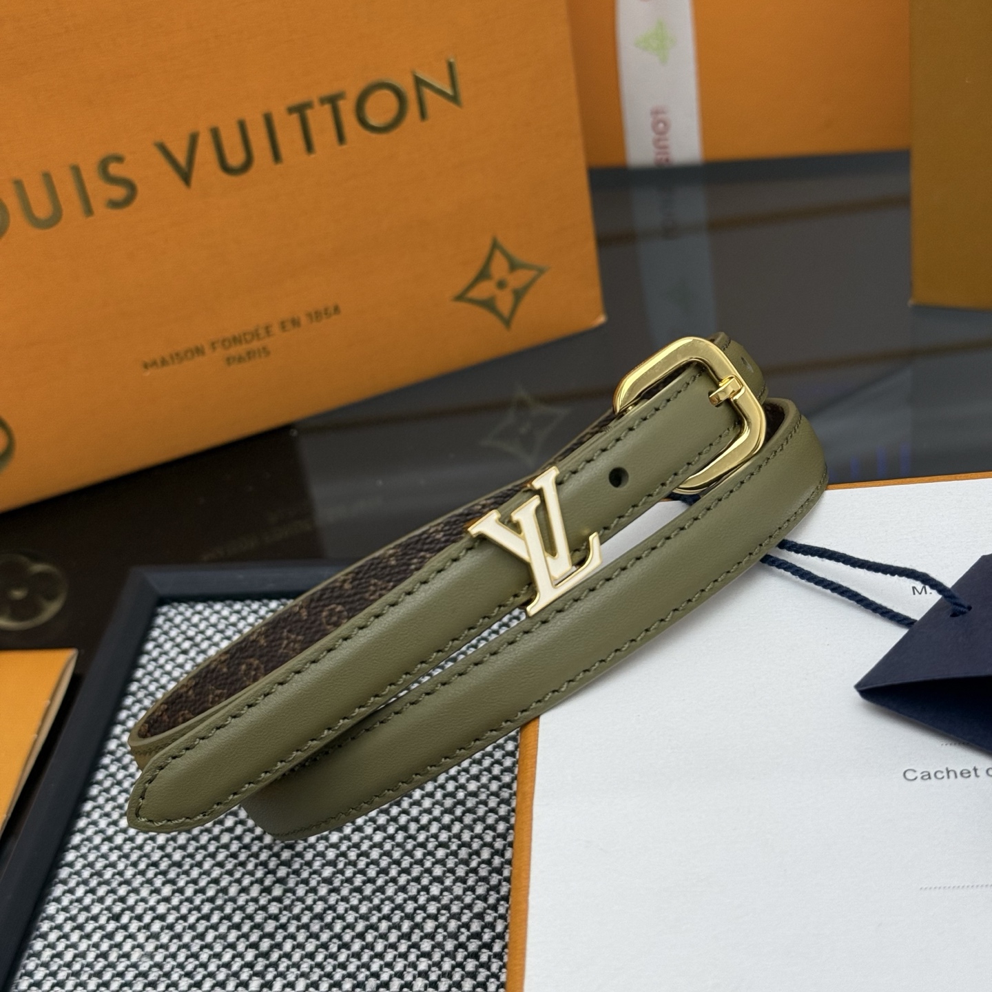 Louis Vuitton 1.5cm V Darling Riem - Elegant Monogram Canvas & Smooth Leer