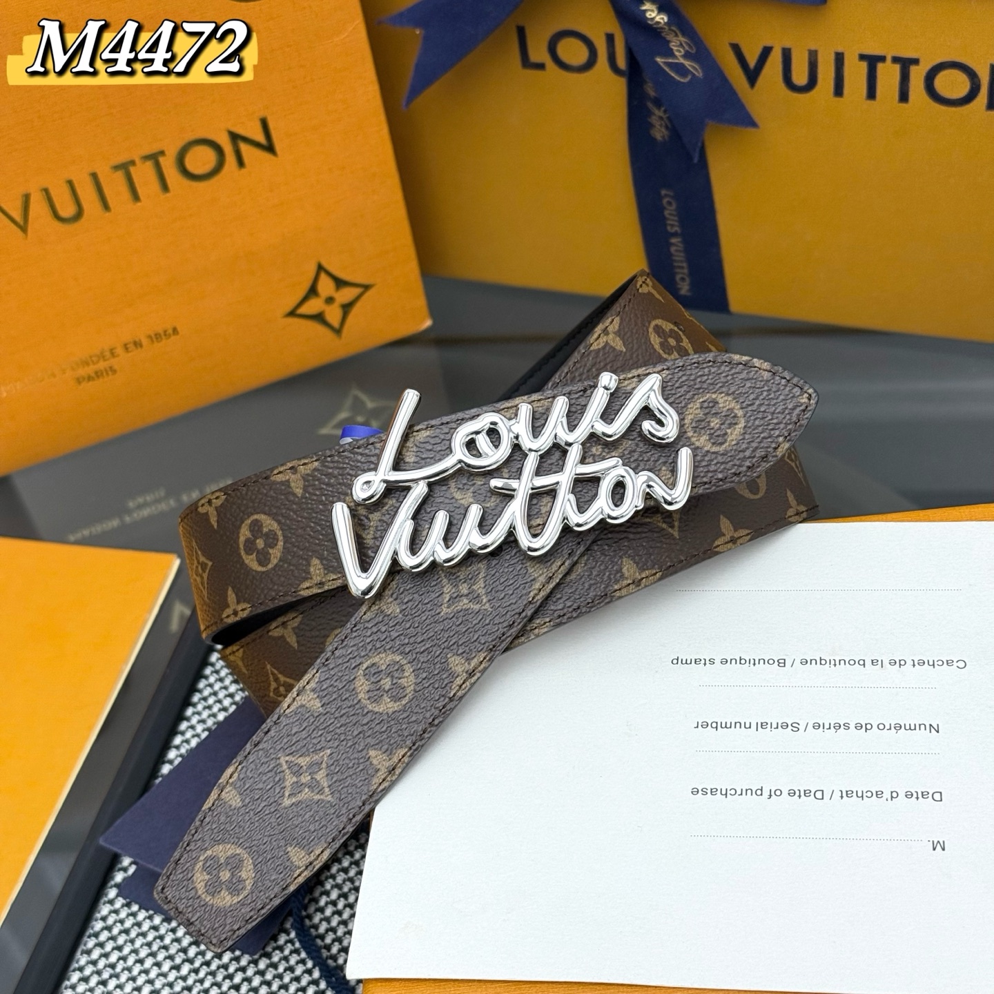 Louis Vuitton LV Script 腰带取材雍容牛皮革和 Monogram 帆布 便于随心切换两式风尚