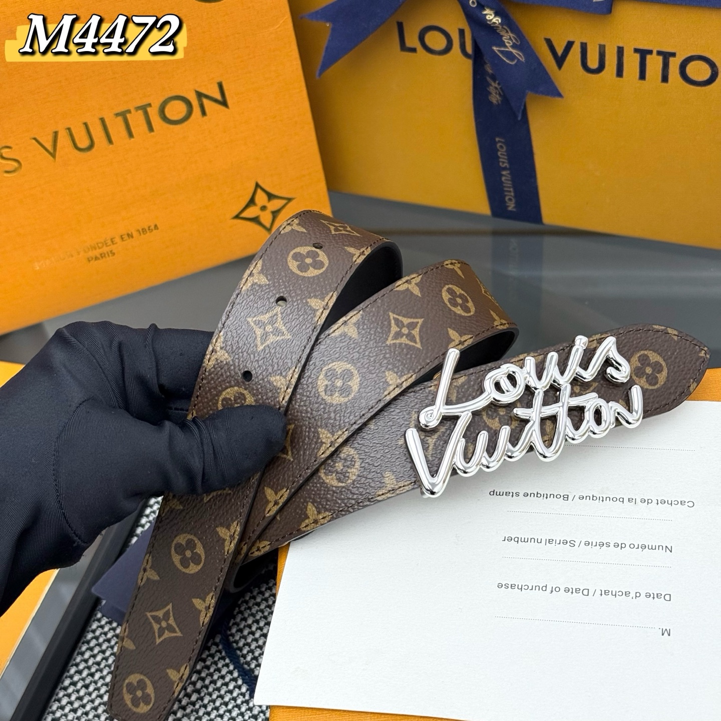 Louis Vuitton LV Script 腰带取材雍容牛皮革和 Monogram 帆布 便于随心切换两式风尚