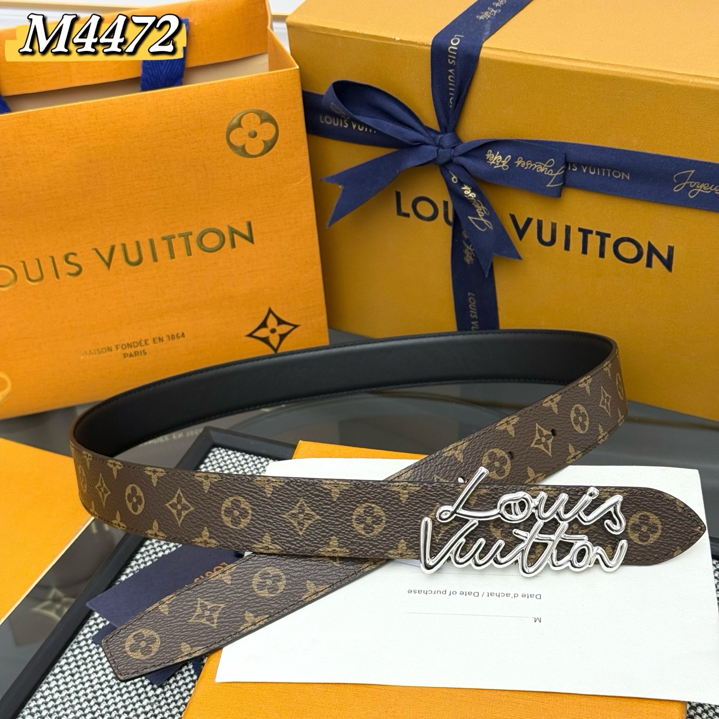 Louis Vuitton LV Script 腰带取材雍容牛皮革和 Monogram 帆布 便于随心切换两式风尚