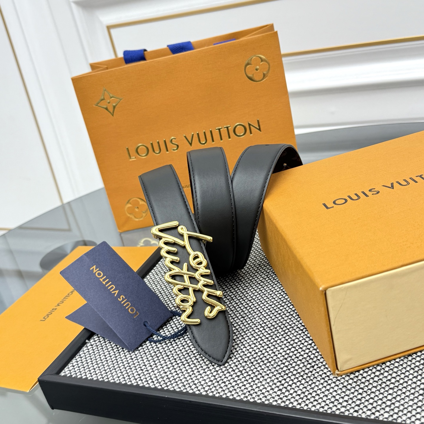 Louis Vuitton LV Script 腰带取材雍容牛皮革和 Monogram 帆布 便于随心切换两式风尚