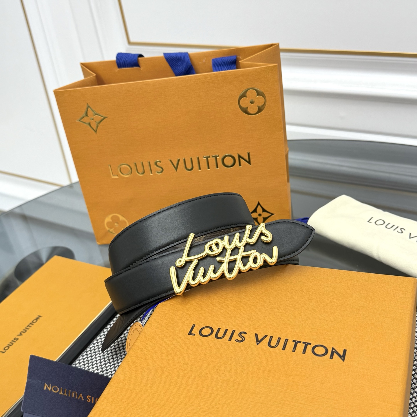 Louis Vuitton LV Script 腰带取材雍容牛皮革和 Monogram 帆布 便于随心切换两式风尚