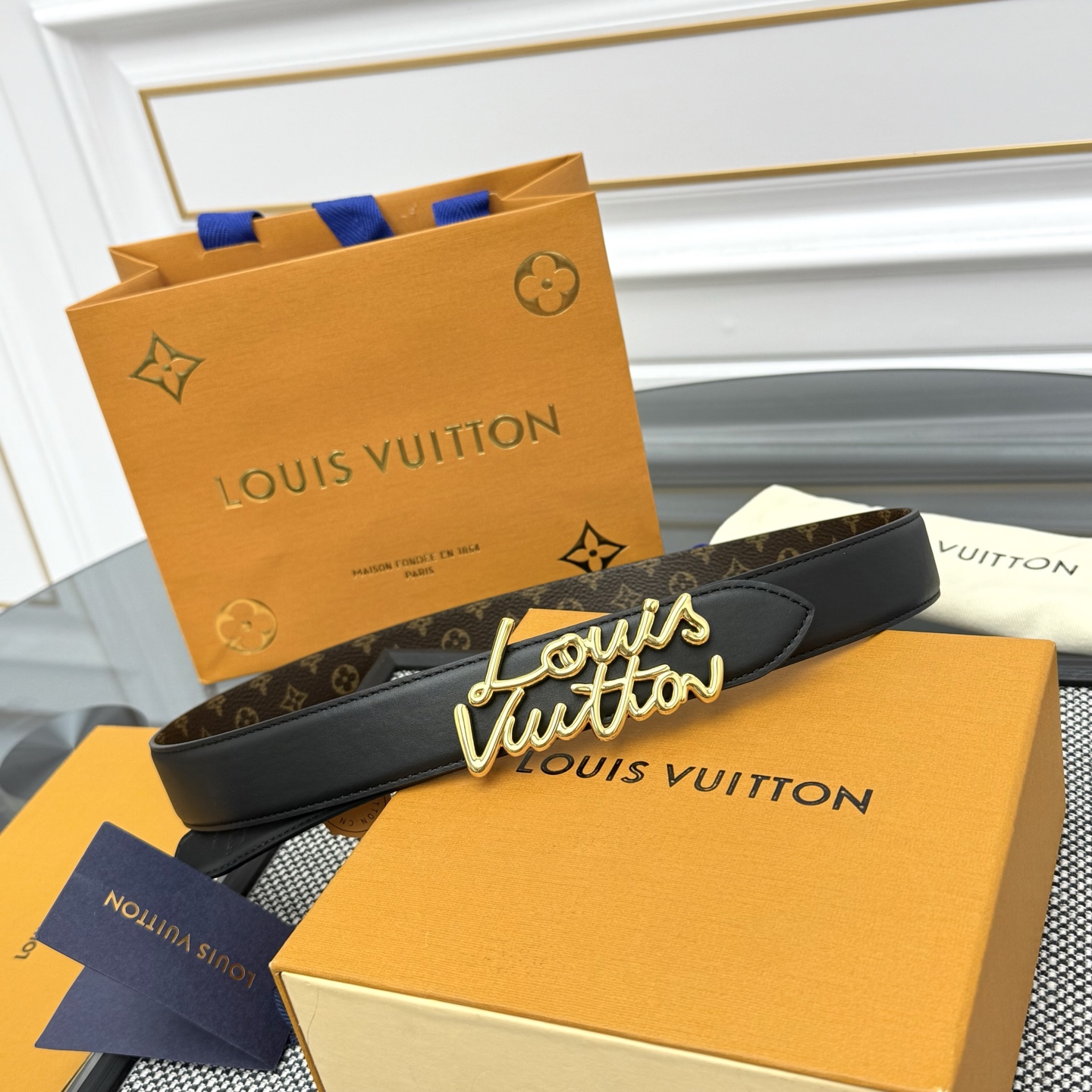 Louis Vuitton LV Script 腰带取材雍容牛皮革和 Monogram 帆布 便于随心切换两式风尚