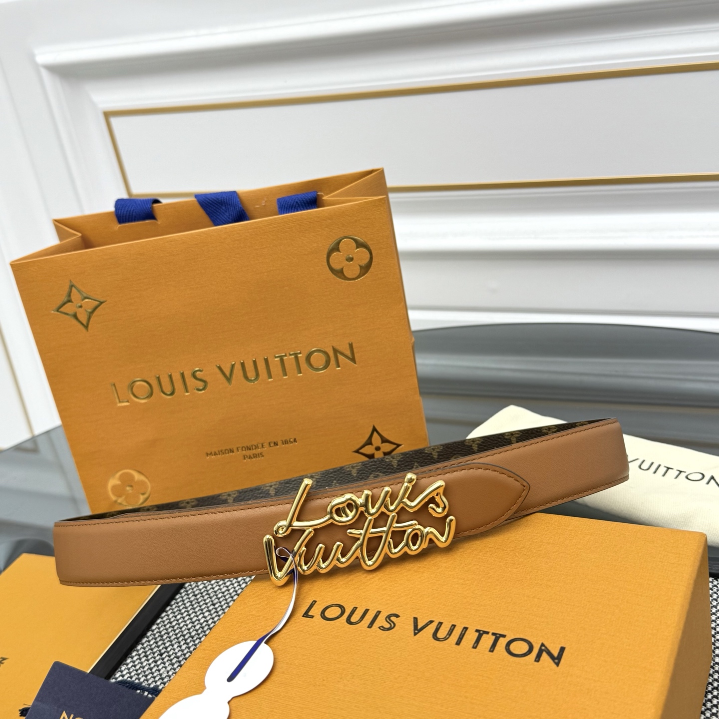 Louis Vuitton LV Script 腰带取材雍容牛皮革和 Monogram 帆布 便于随心切换两式风尚