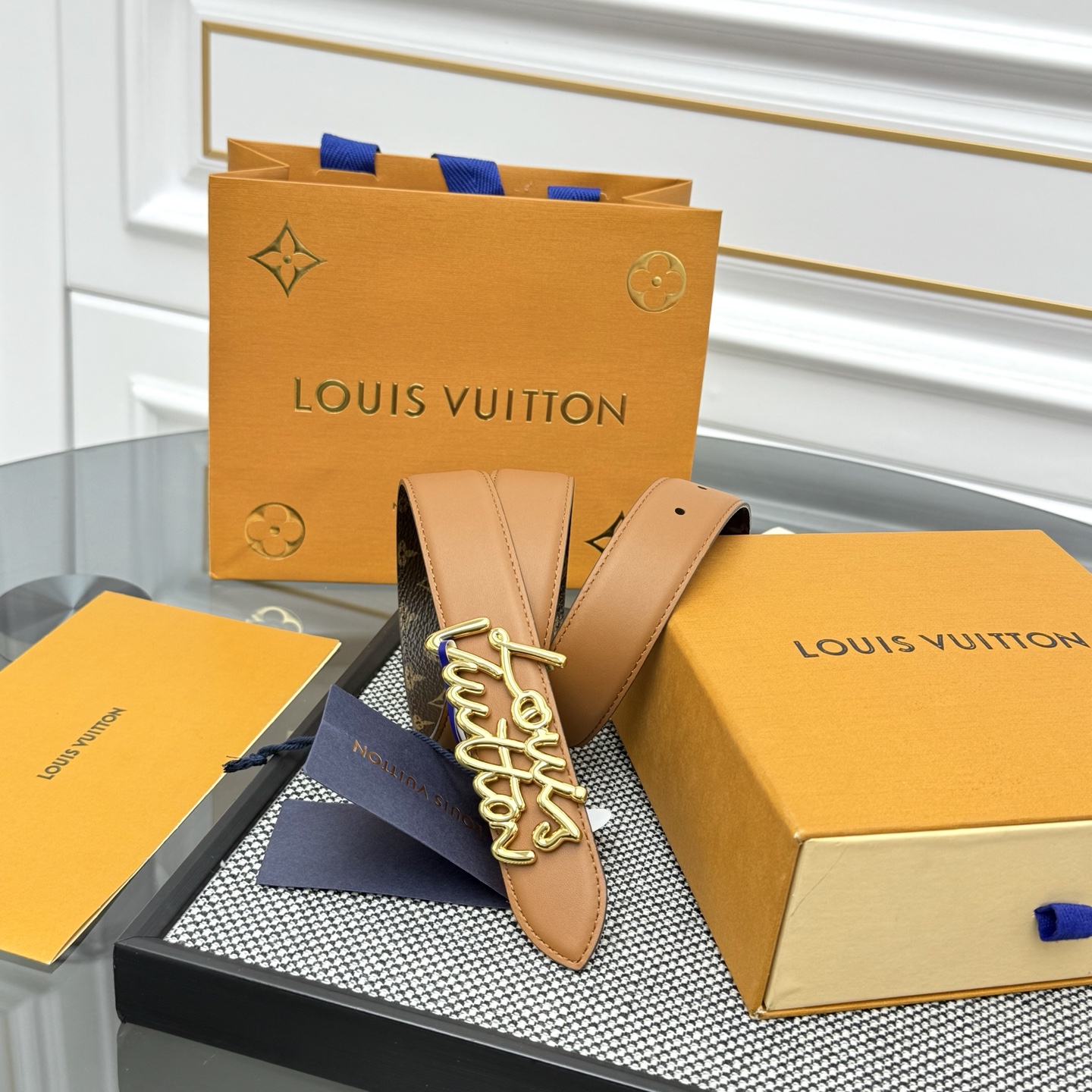Louis Vuitton LV Script 腰带取材雍容牛皮革和 Monogram 帆布 便于随心切换两式风尚