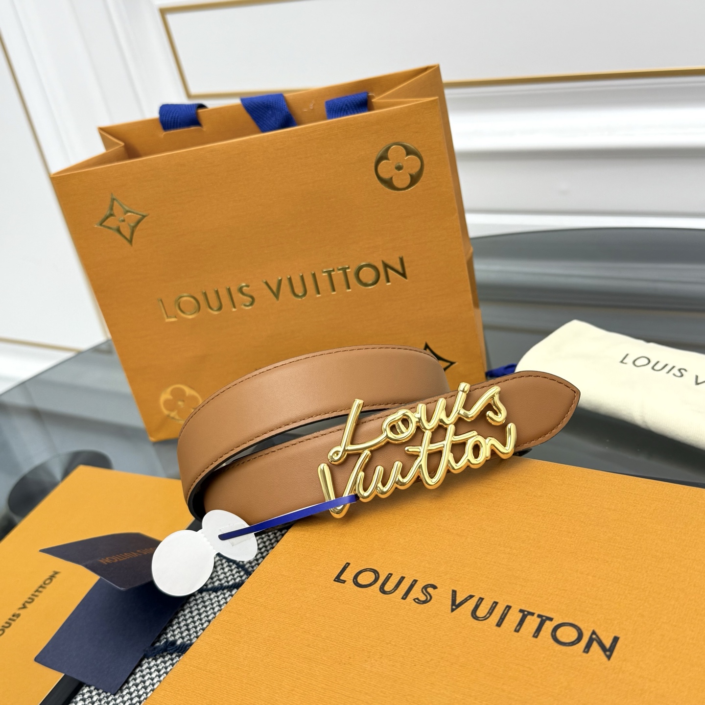 Louis Vuitton LV Script 腰带取材雍容牛皮革和 Monogram 帆布 便于随心切换两式风尚