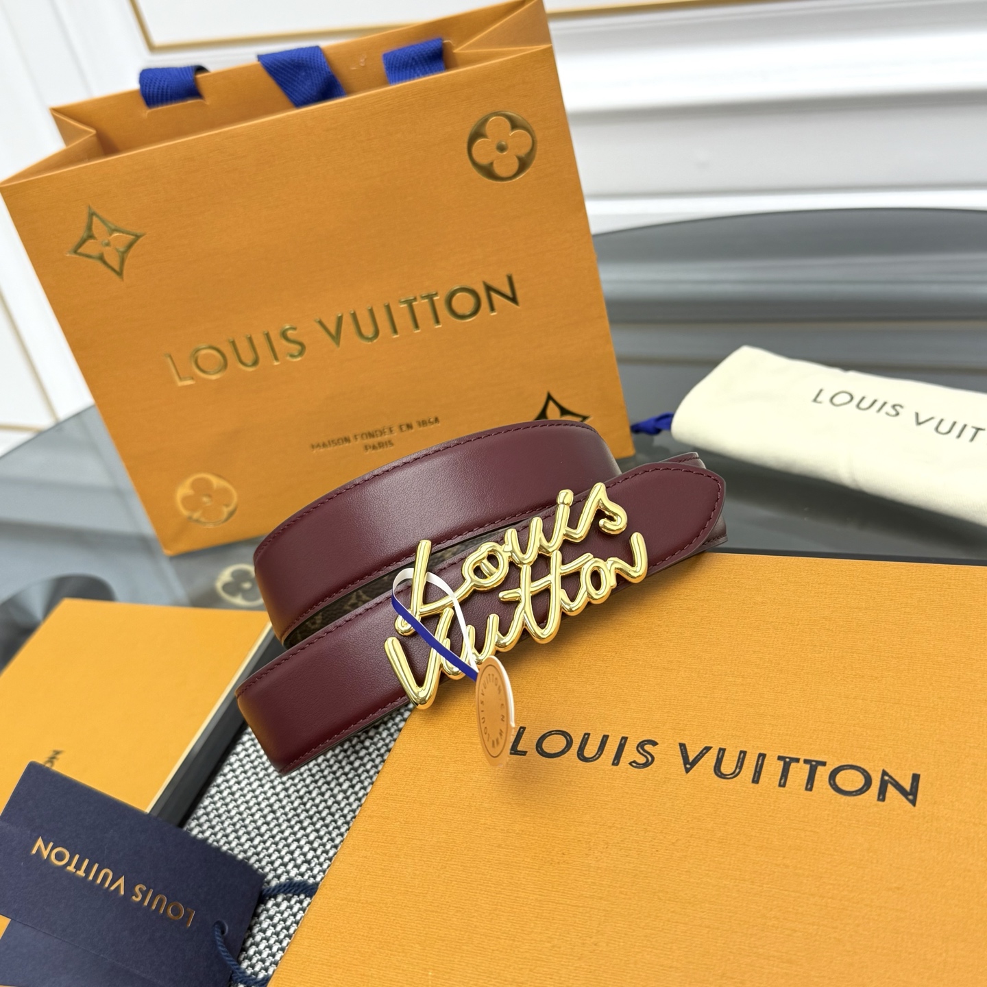 Louis Vuitton LV Script 腰带取材雍容牛皮革和 Monogram 帆布 便于随心切换两式风尚