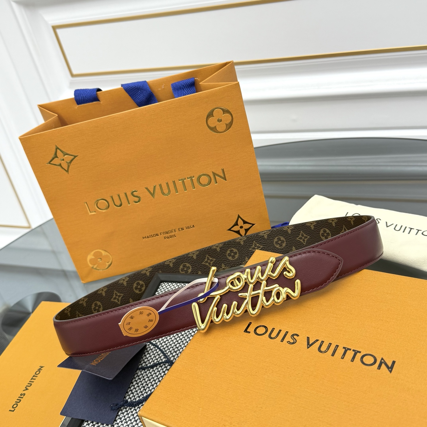Louis Vuitton LV Script 腰带取材雍容牛皮革和 Monogram 帆布 便于随心切换两式风尚
