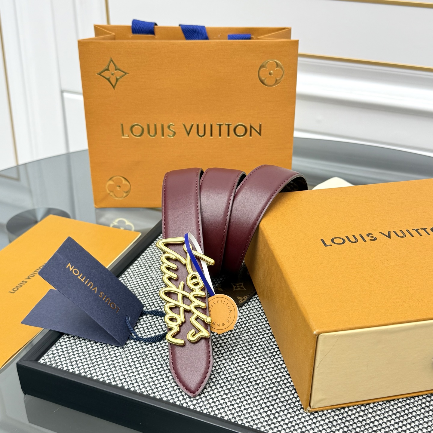 Louis Vuitton LV Script 腰带取材雍容牛皮革和 Monogram 帆布 便于随心切换两式风尚