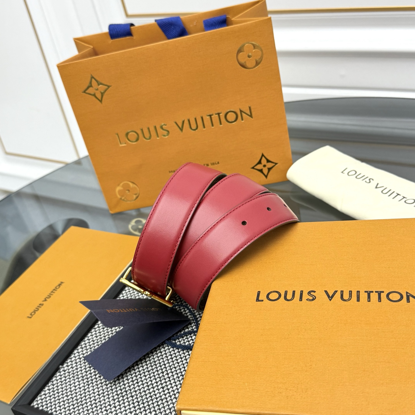 Louis Vuitton LV Script 腰带取材雍容牛皮革和 Monogram 帆布 便于随心切换两式风尚
