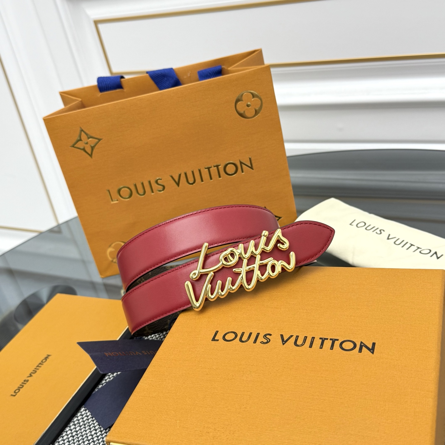 Louis Vuitton LV Script 腰带取材雍容牛皮革和 Monogram 帆布 便于随心切换两式风尚