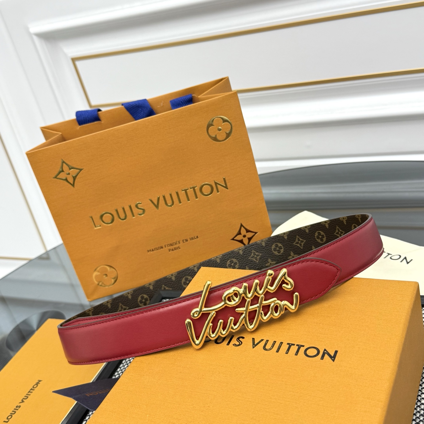 Louis Vuitton LV Script 腰带取材雍容牛皮革和 Monogram 帆布 便于随心切换两式风尚