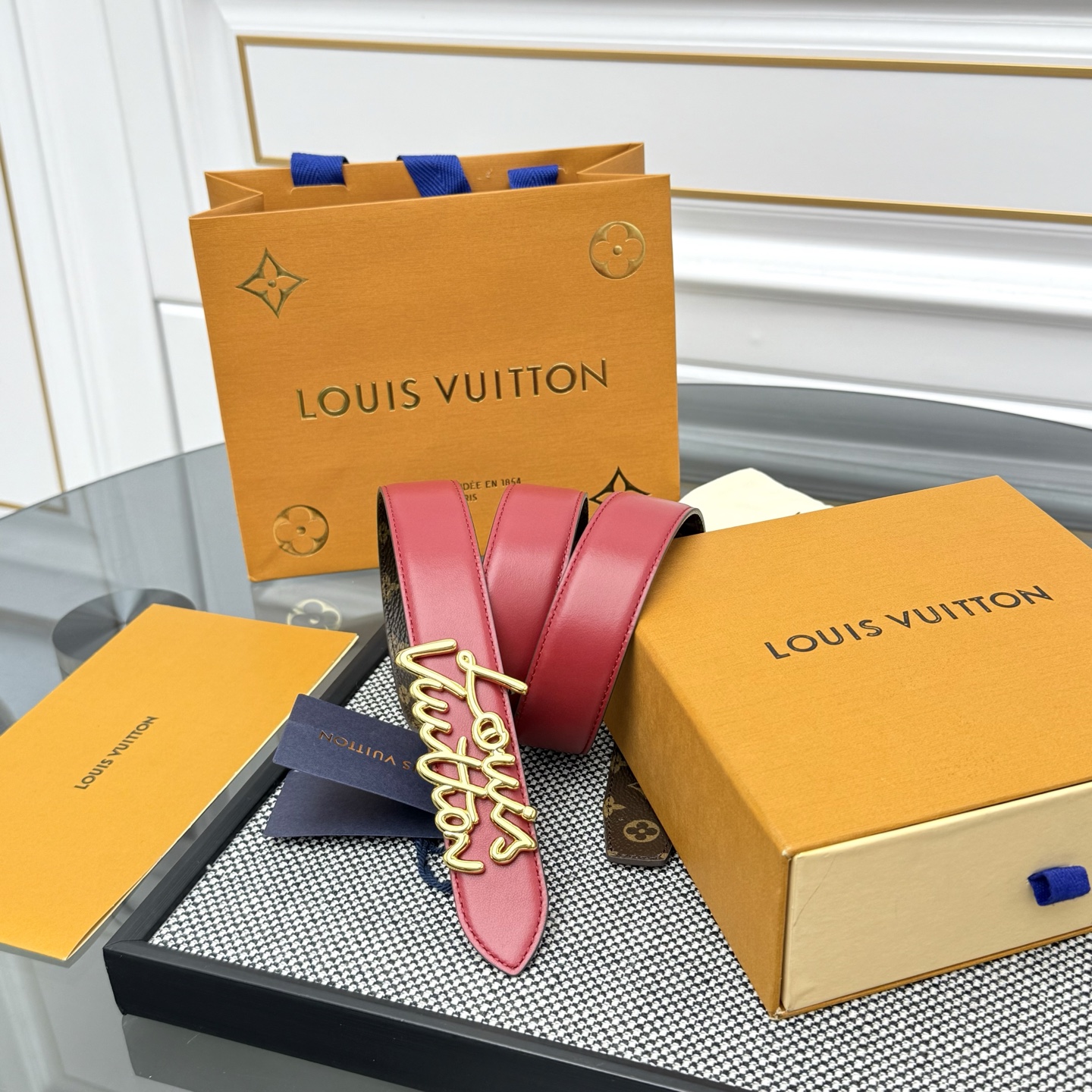 Louis Vuitton LV Script 腰带取材雍容牛皮革和 Monogram 帆布 便于随心切换两式风尚
