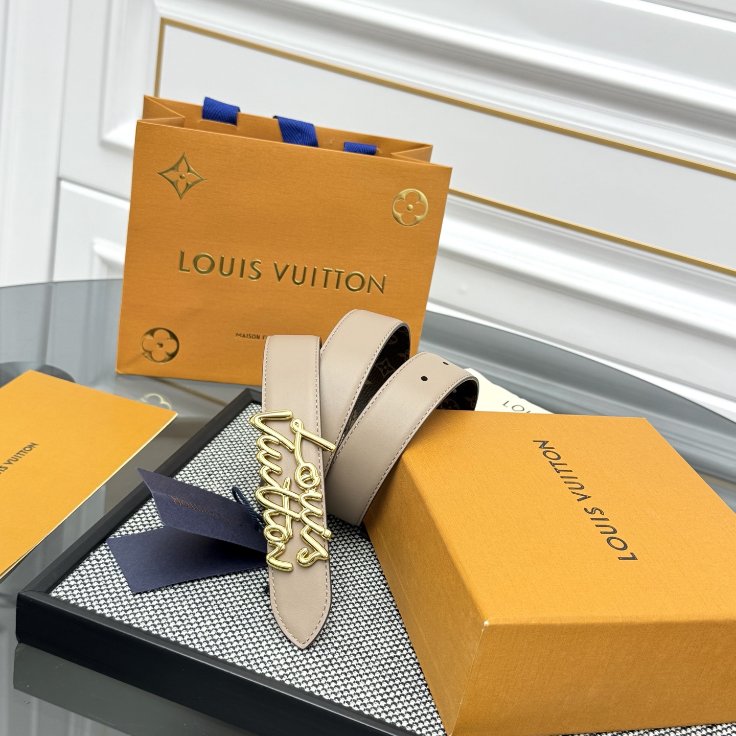 Louis Vuitton LV Script 腰带取材雍容牛皮革和 Monogram 帆布 便于随心切换两式风尚