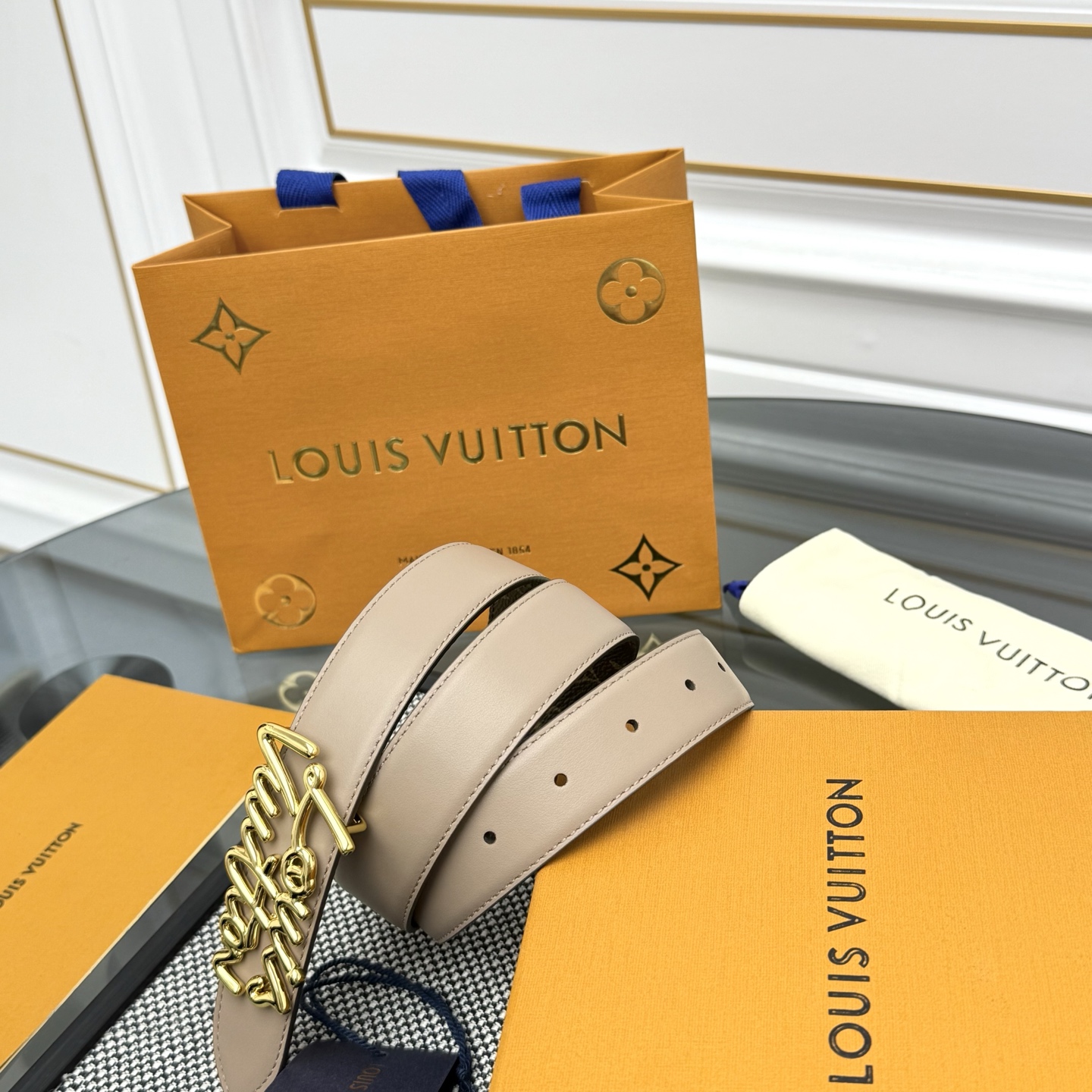 Louis Vuitton LV Script 腰带取材雍容牛皮革和 Monogram 帆布 便于随心切换两式风尚