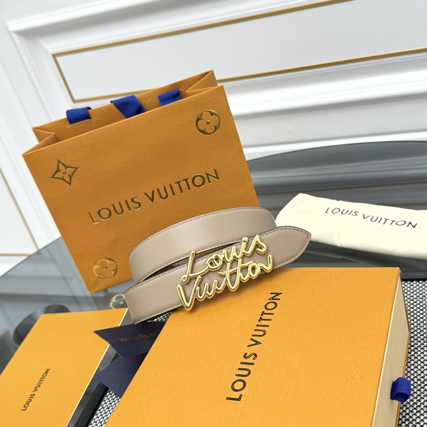 Louis Vuitton LV Script 腰带取材雍容牛皮革和 Monogram 帆布 便于随心切换两式风尚
