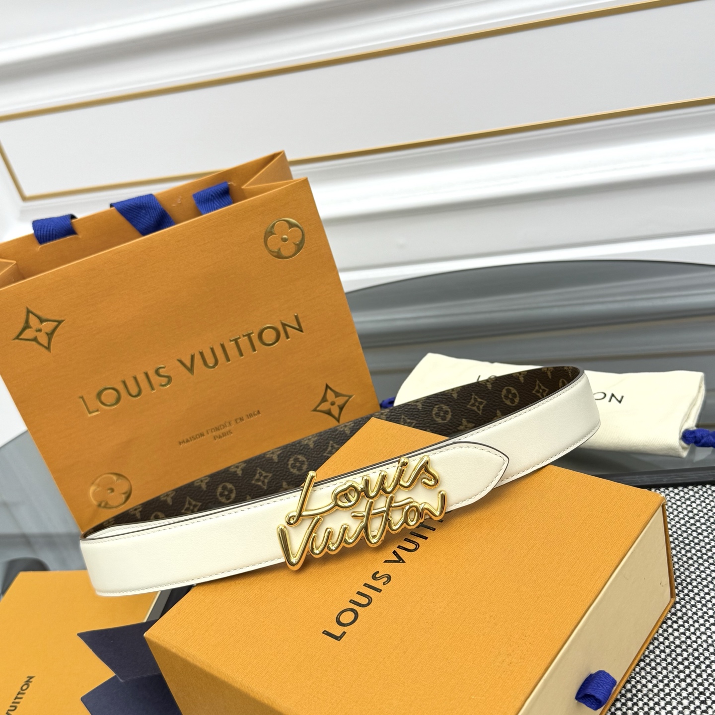 Louis Vuitton LV Script 腰带取材雍容牛皮革和 Monogram 帆布 便于随心切换两式风尚