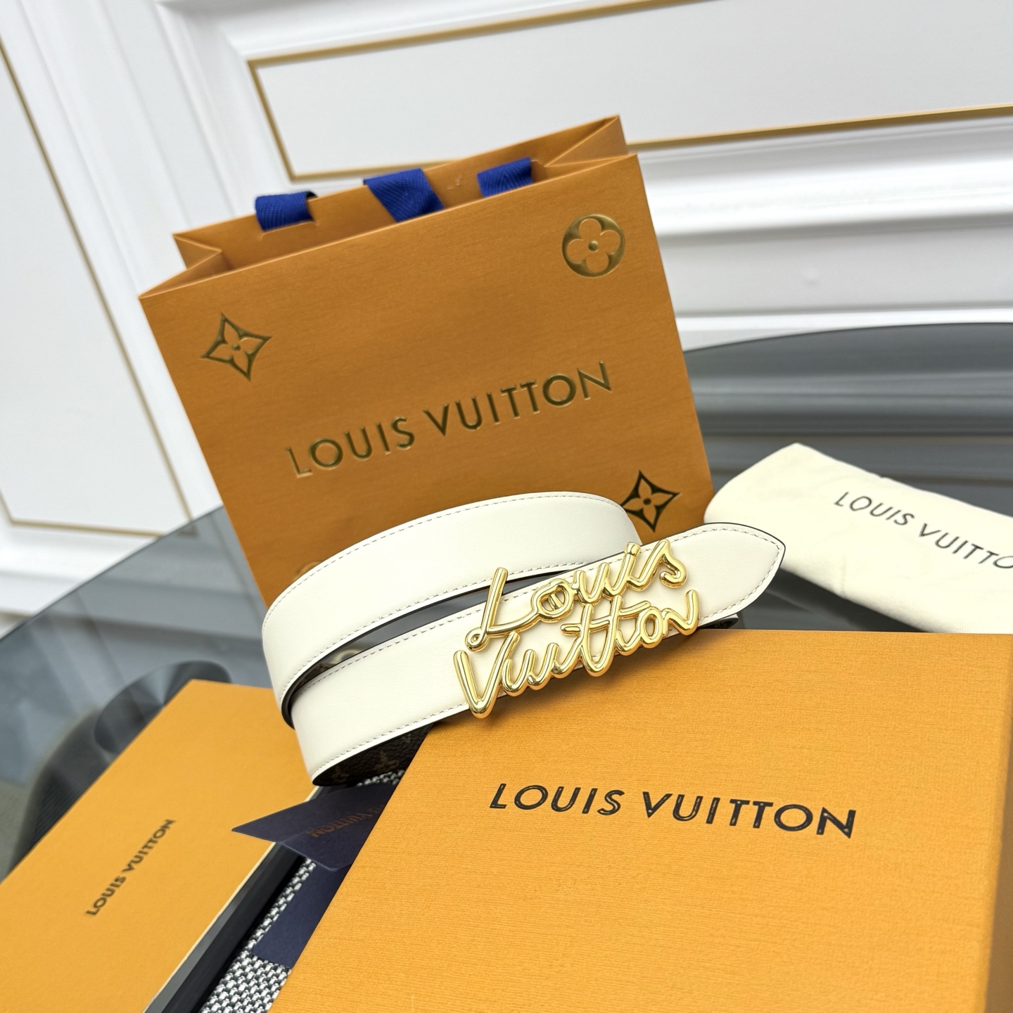 Louis Vuitton LV Script 腰带取材雍容牛皮革和 Monogram 帆布 便于随心切换两式风尚