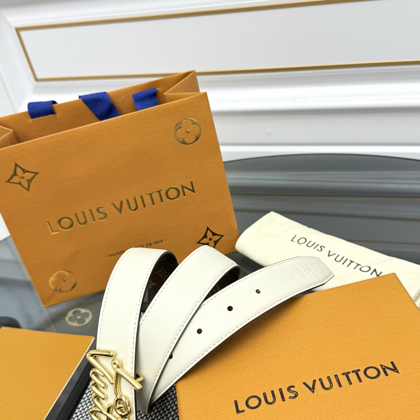 Louis Vuitton LV Script 腰带取材雍容牛皮革和 Monogram 帆布 便于随心切换两式风尚