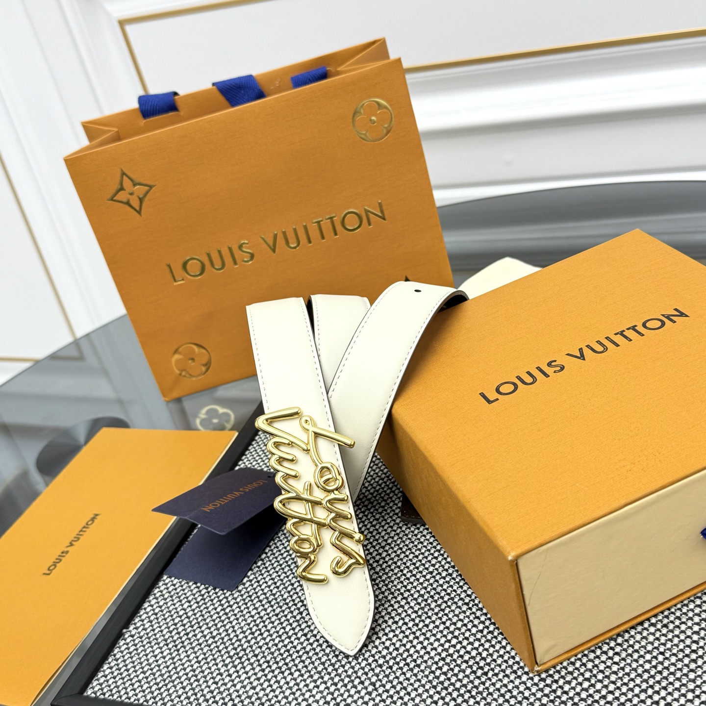 Louis Vuitton LV Script 腰带取材雍容牛皮革和 Monogram 帆布 便于随心切换两式风尚