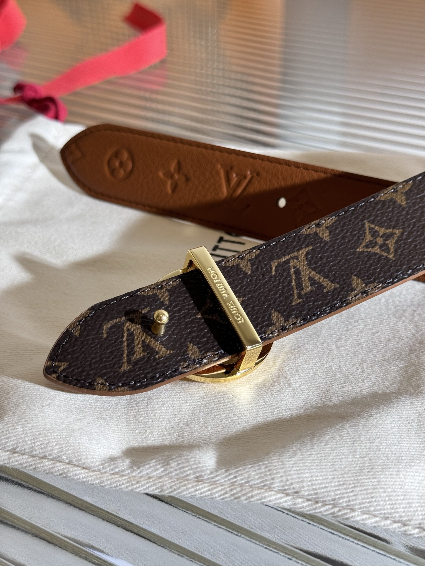 Louis Vuitton LV Flowergram Round 双面腰带以新颖视角解读路易威登 元素