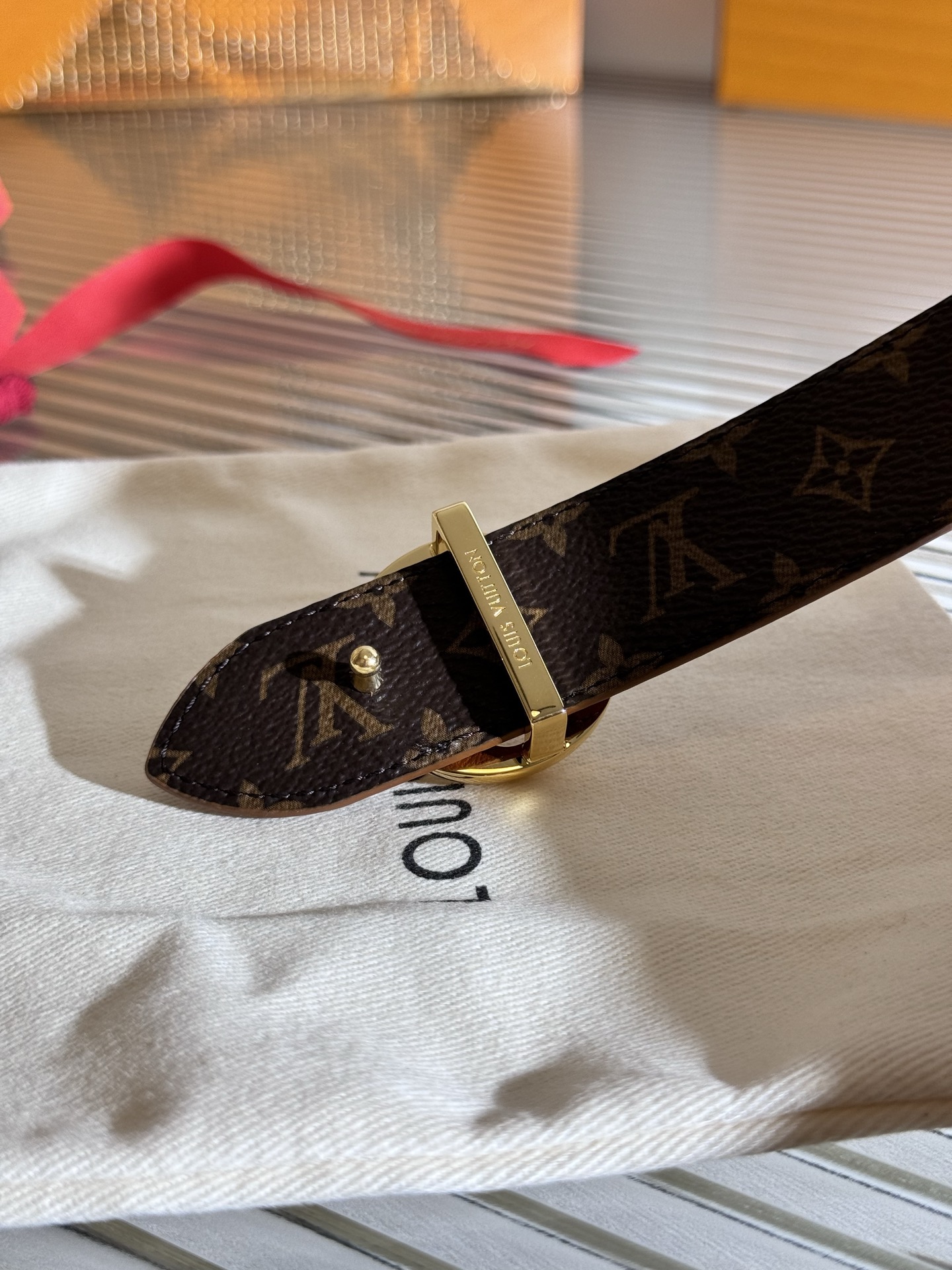 Louis Vuitton LV Flowergram Round 双面腰带以新颖视角解读路易威登 元素