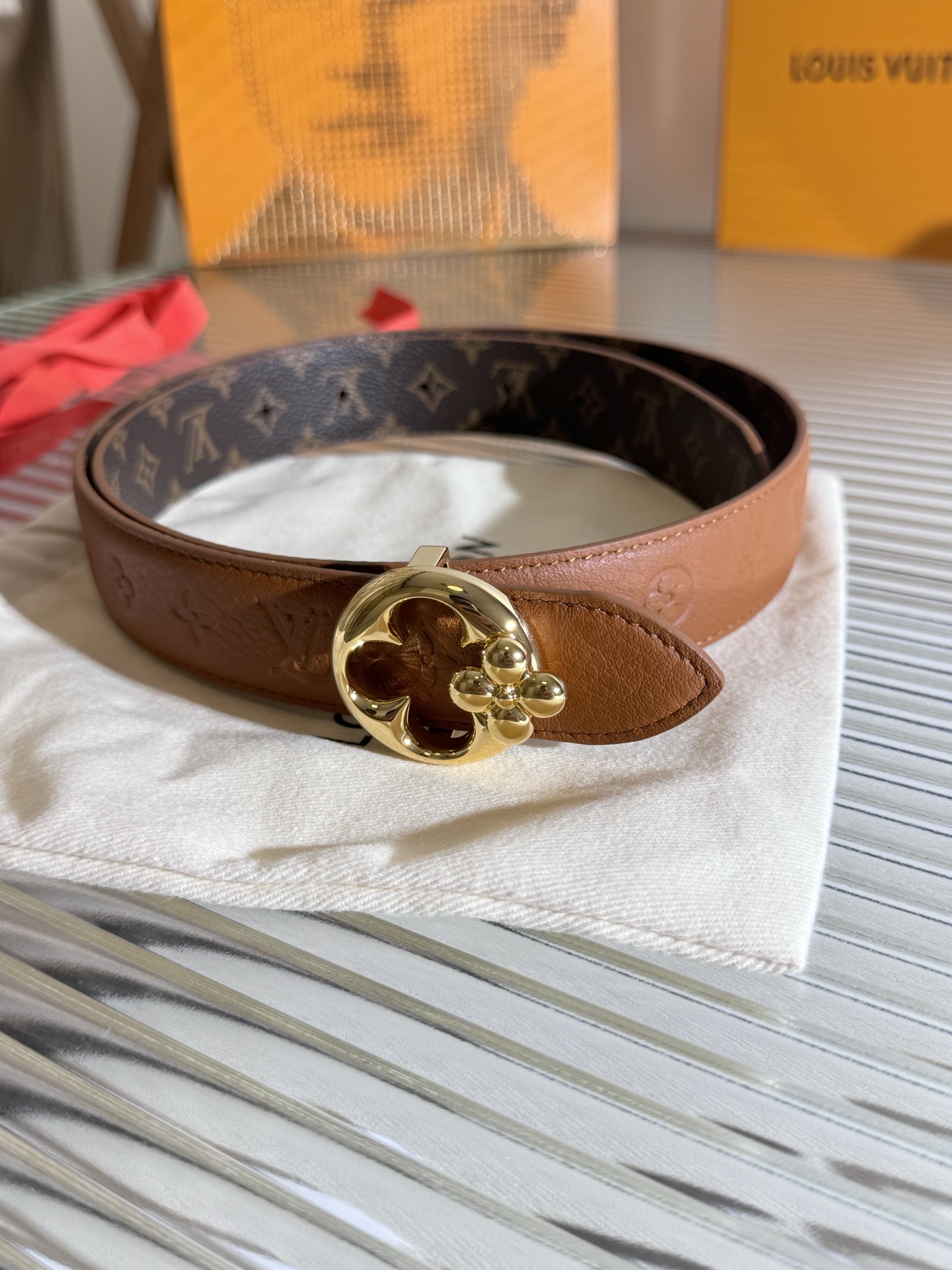 Louis Vuitton LV Flowergram Round 双面腰带以新颖视角解读路易威登 元素