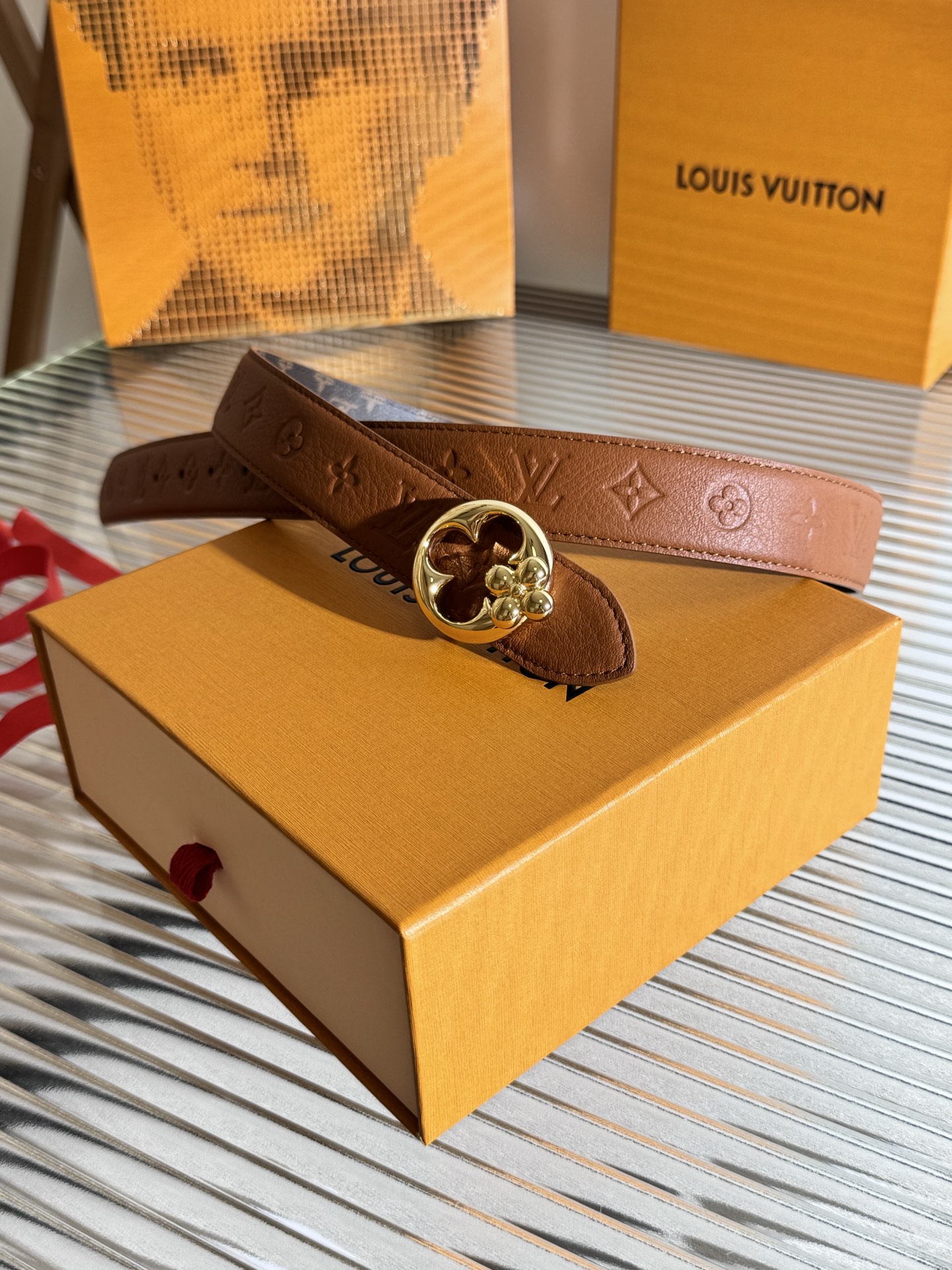 Louis Vuitton LV Flowergram Round 双面腰带以新颖视角解读路易威登 元素