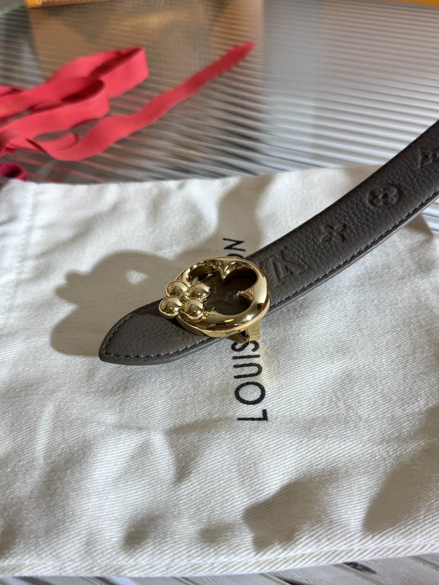 Louis Vuitton LV Flowergram Round 双面腰带以新颖视角解读路易威登 元素
