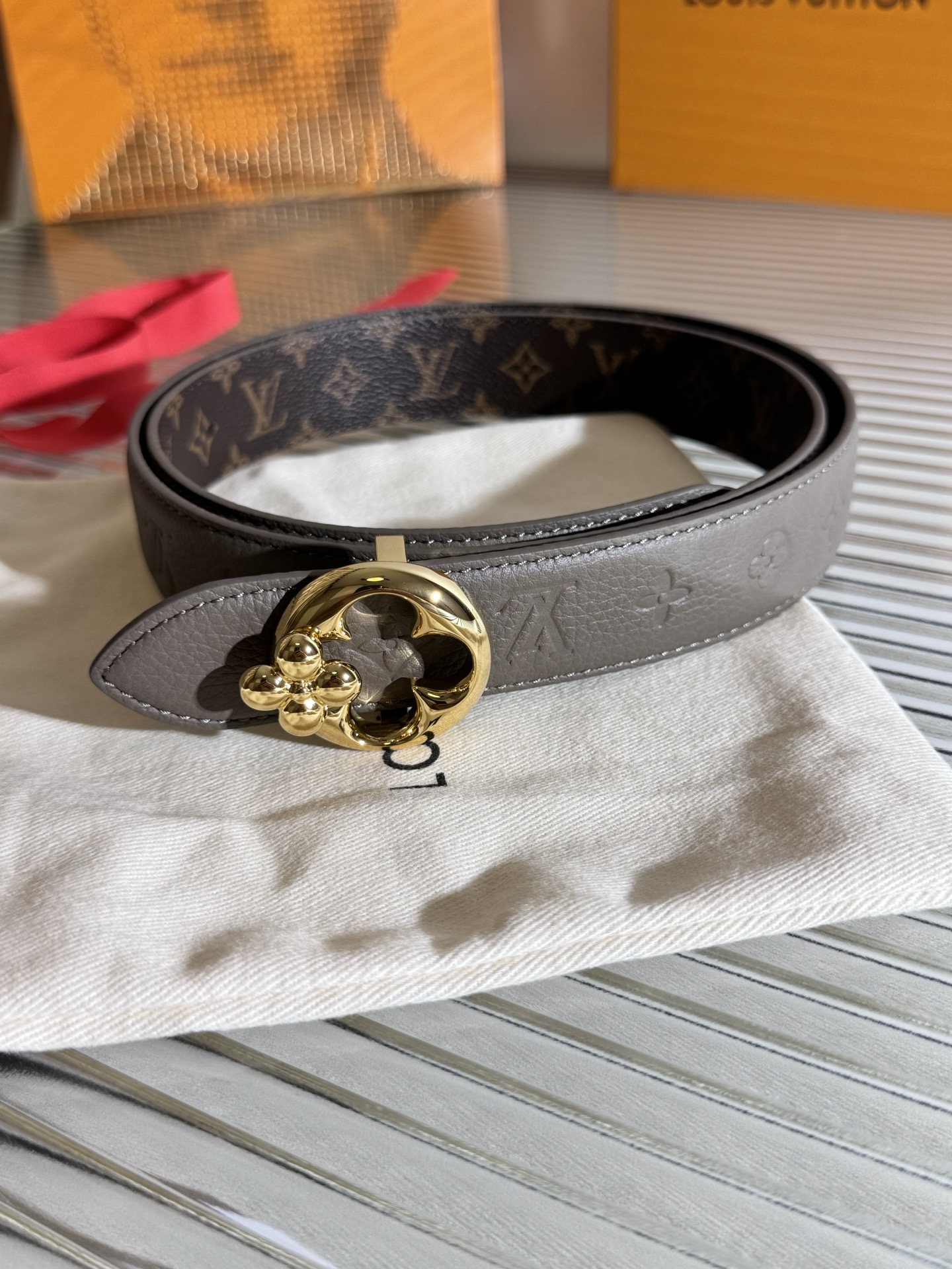Louis Vuitton LV Flowergram Round 双面腰带以新颖视角解读路易威登 元素