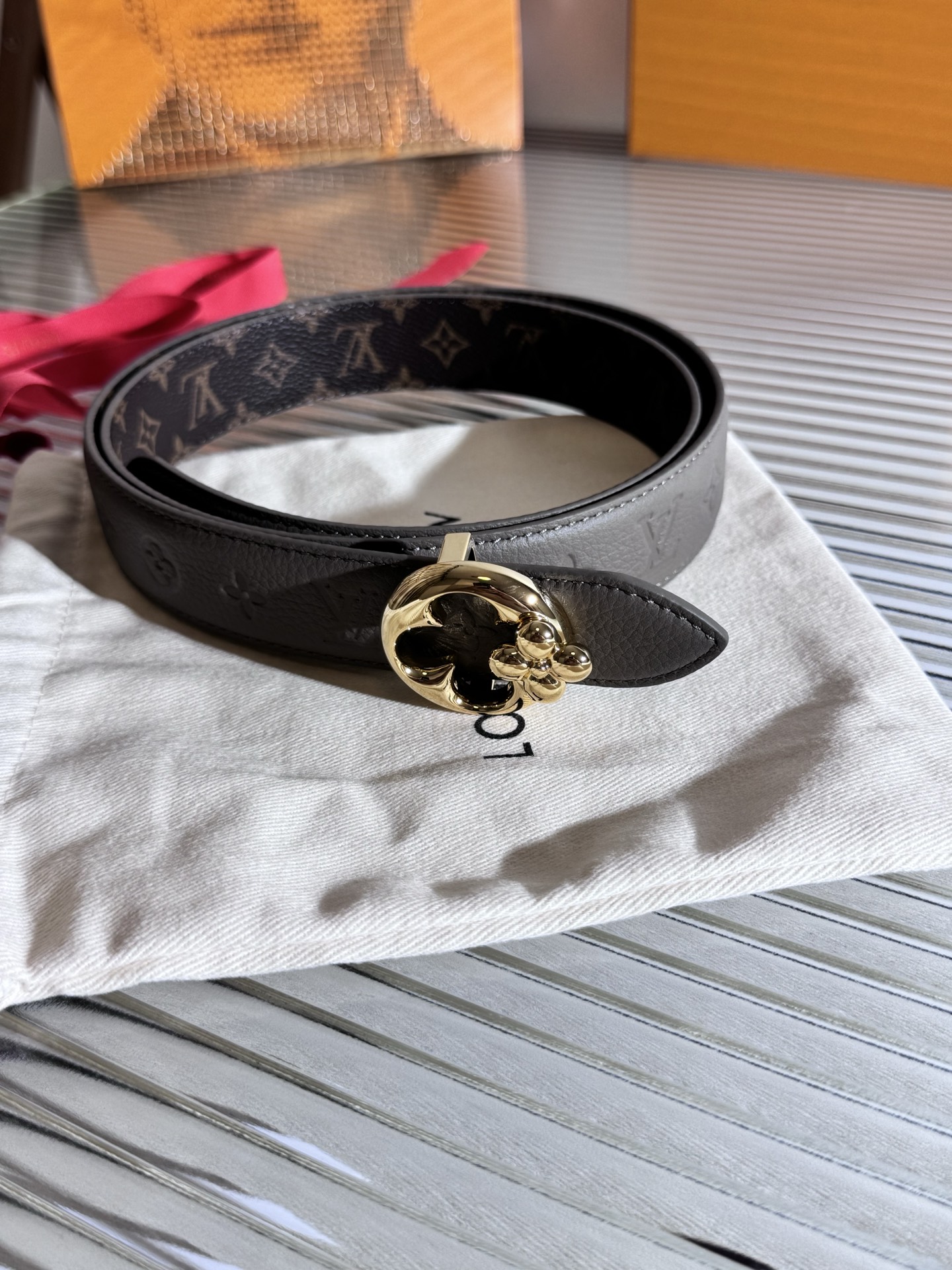 Louis Vuitton LV Flowergram Round 双面腰带以新颖视角解读路易威登 元素