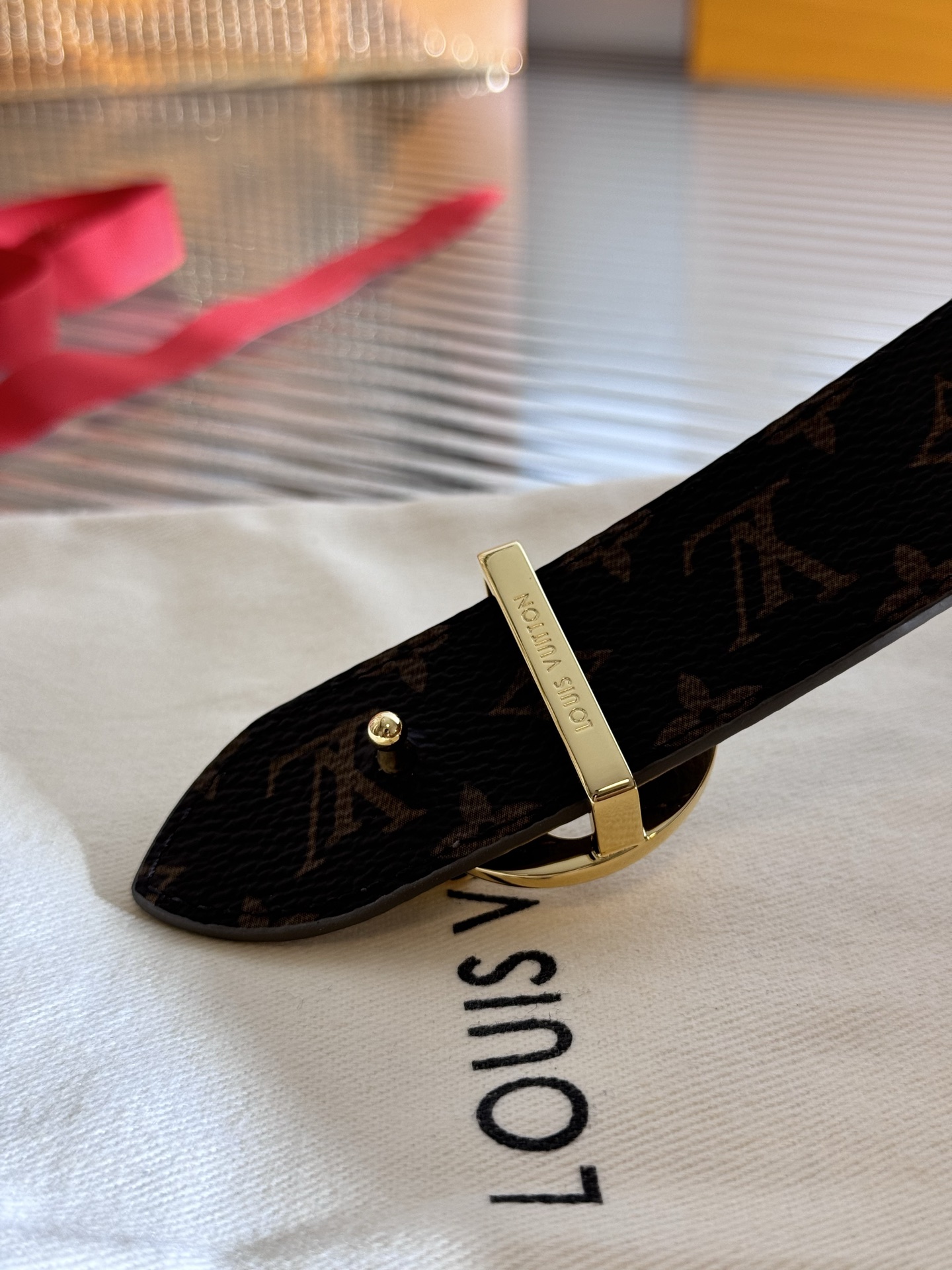 Louis Vuitton LV Flowergram Round 双面腰带以新颖视角解读路易威登 元素