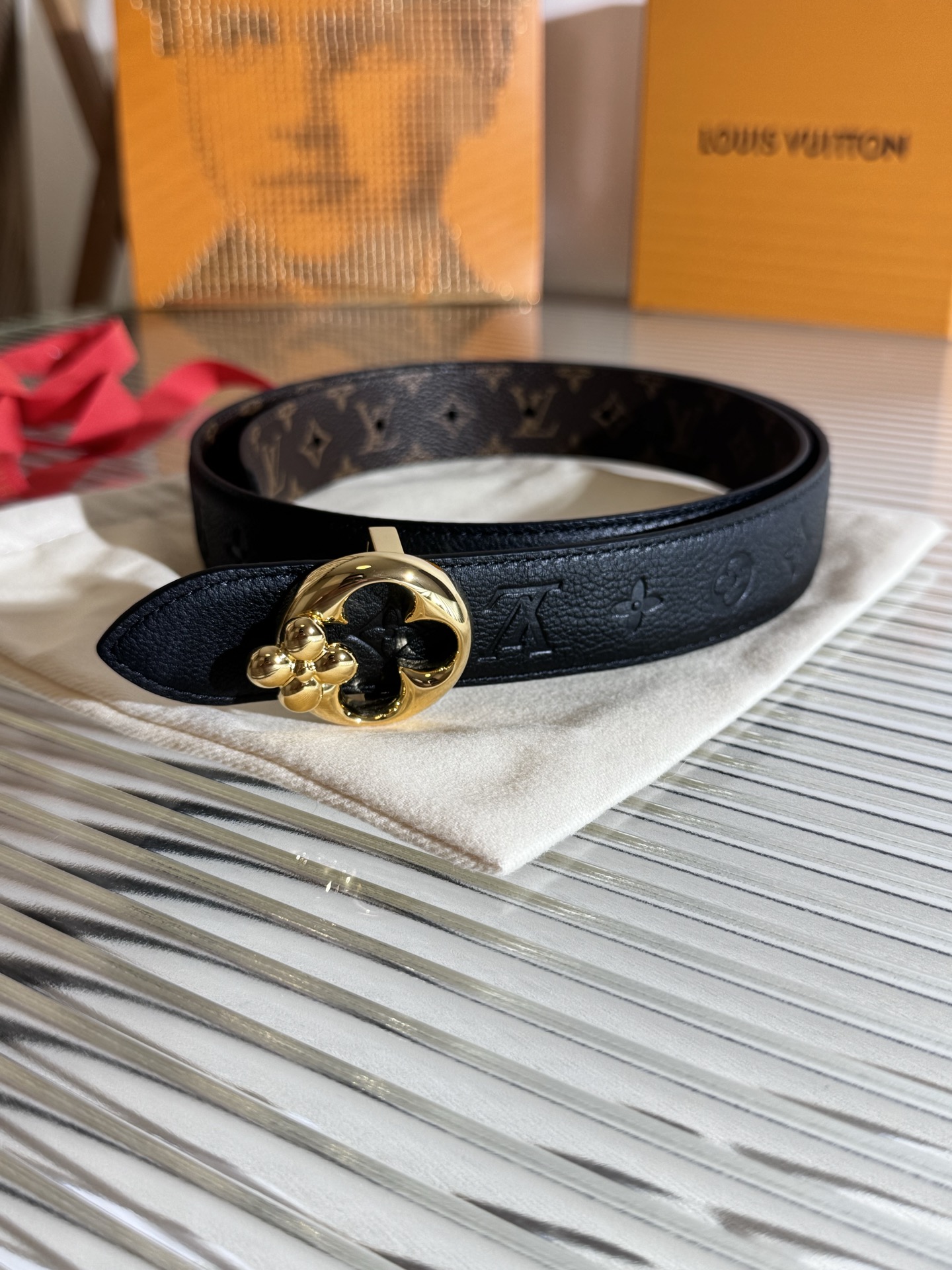 Louis Vuitton LV Flowergram Round 双面腰带以新颖视角解读路易威登 元素