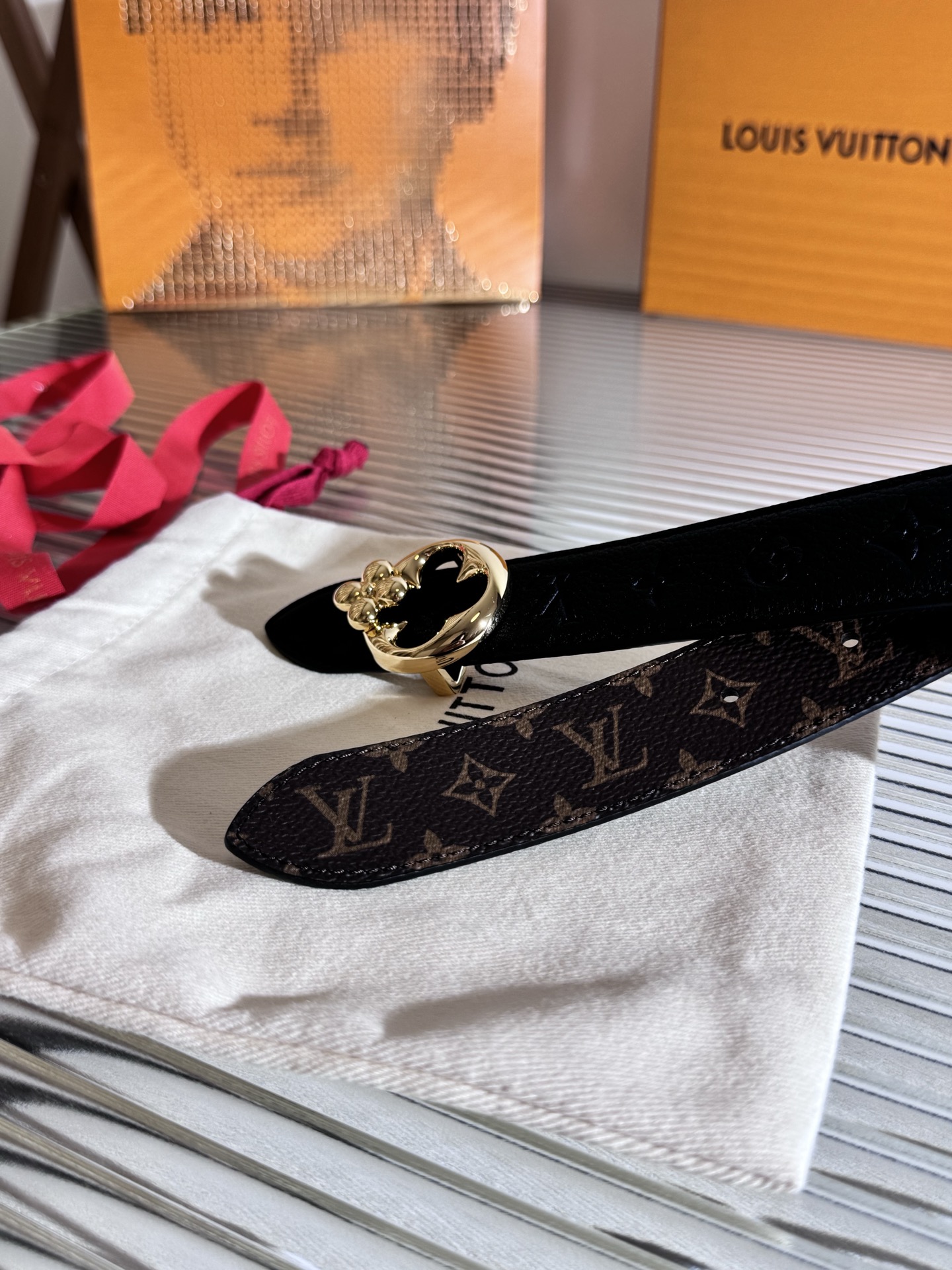 Louis Vuitton LV Flowergram Round 双面腰带以新颖视角解读路易威登 元素