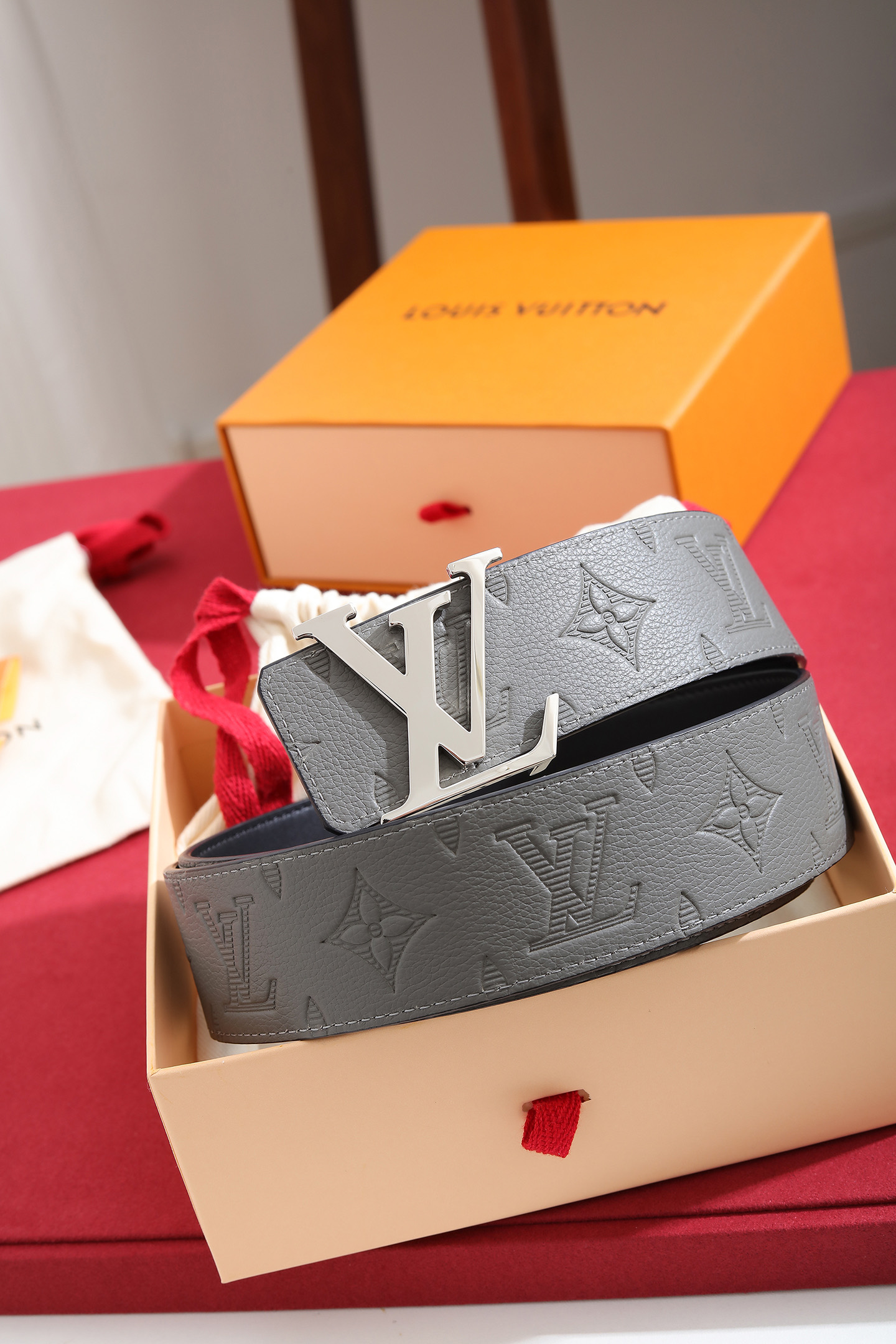 Louis Vuitton 宽度：𝟰 𝟬𝗰𝗺 路易威登Louis Vuitton « 配全套 原包装 » 进口小牛皮⬆ 小荔枝纹压花 进口皮+精品纯钢扣▪ 所有材料完全跟 一样 · 面料、走线、油边尽是细致体现 · 无漏洞细节构成 · 随便进出 代购正货真材实料