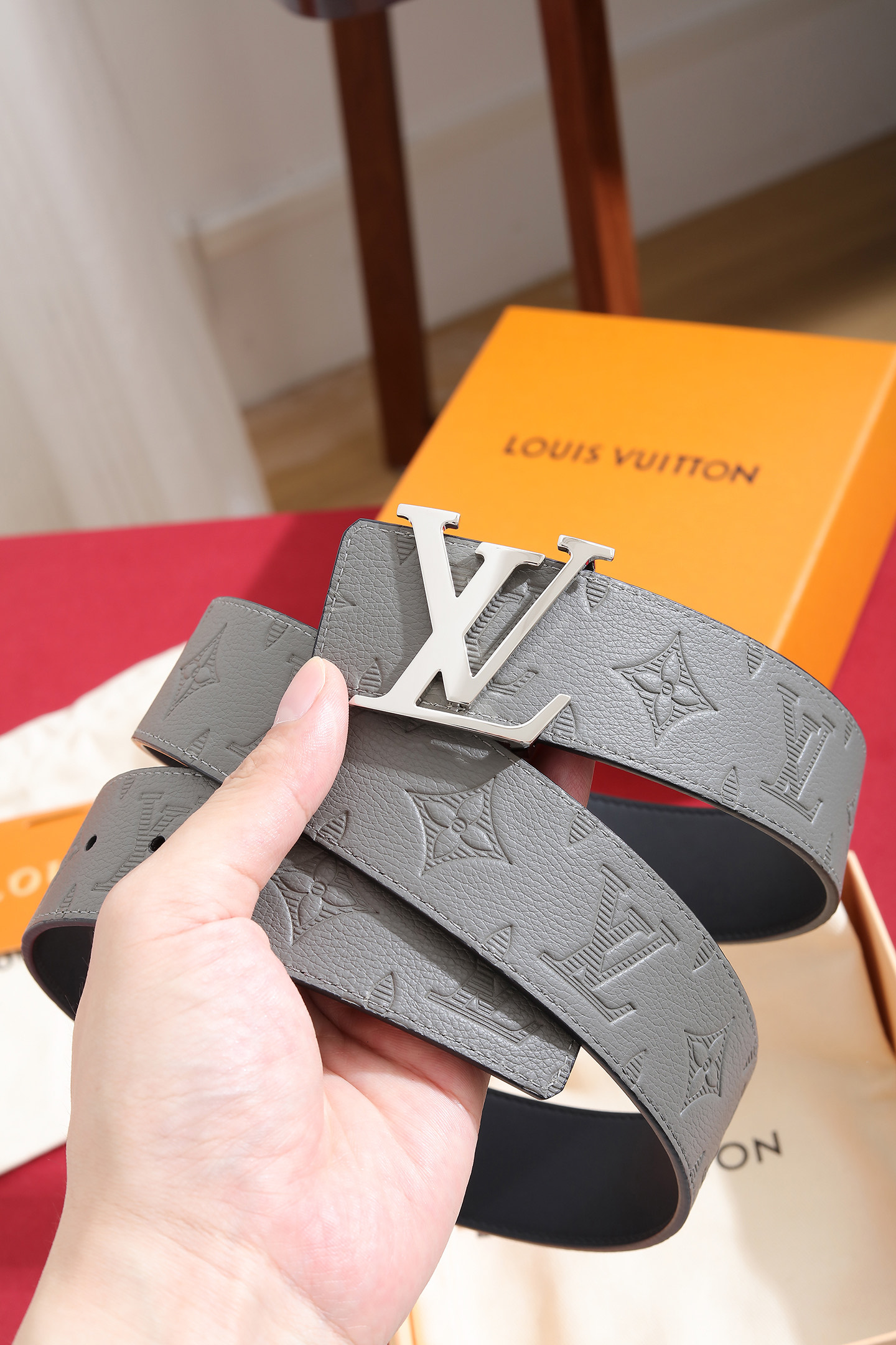 Louis Vuitton 宽度：𝟰 𝟬𝗰𝗺 路易威登Louis Vuitton « 配全套 原包装 » 进口小牛皮⬆ 小荔枝纹压花 进口皮+精品纯钢扣▪ 所有材料完全跟 一样 · 面料、走线、油边尽是细致体现 · 无漏洞细节构成 · 随便进出 代购正货真材实料