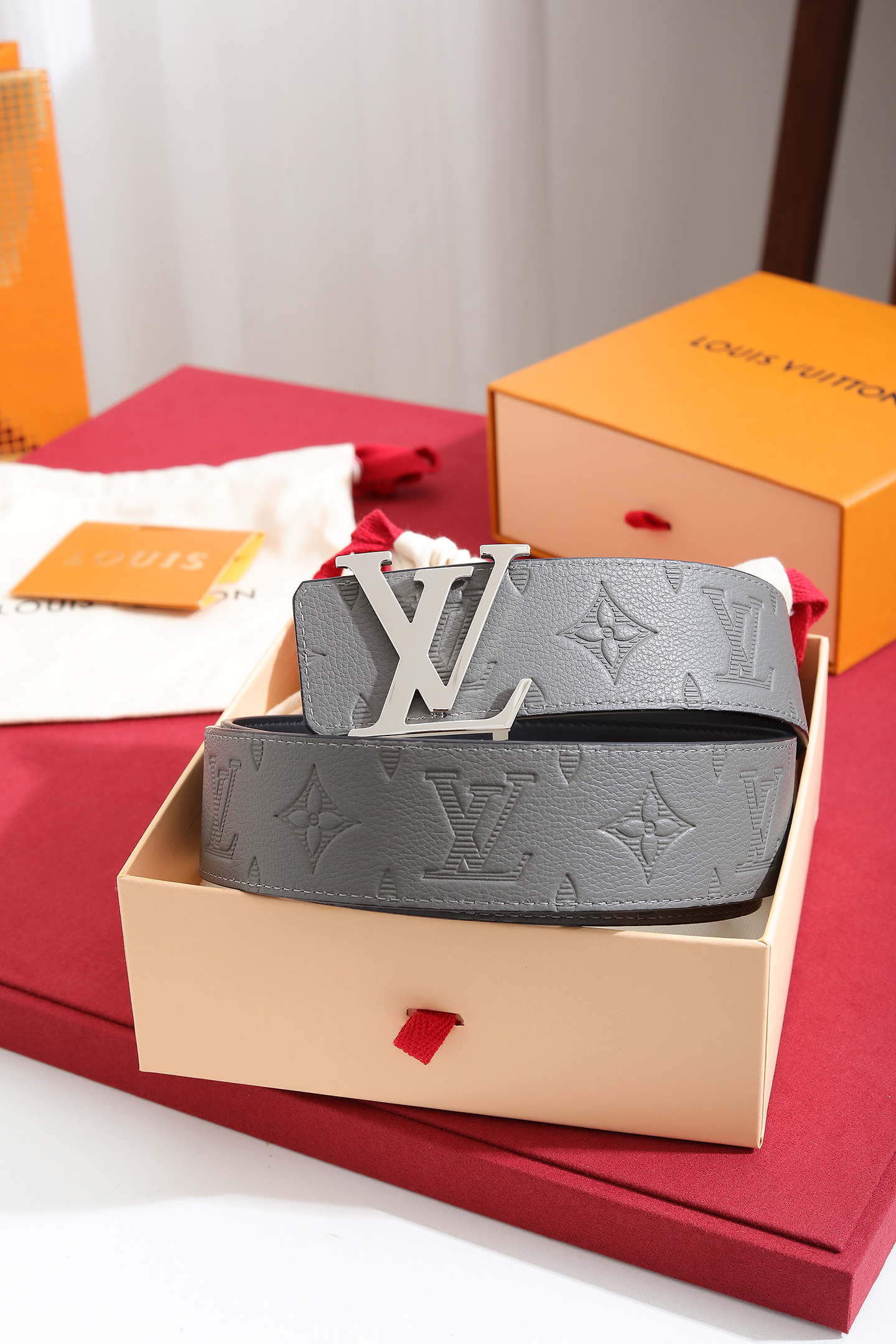 Louis Vuitton 宽度：𝟰 𝟬𝗰𝗺 路易威登Louis Vuitton « 配全套 原包装 » 进口小牛皮⬆ 小荔枝纹压花 进口皮+精品纯钢扣▪ 所有材料完全跟 一样 · 面料、走线、油边尽是细致体现 · 无漏洞细节构成 · 随便进出 代购正货真材实料
