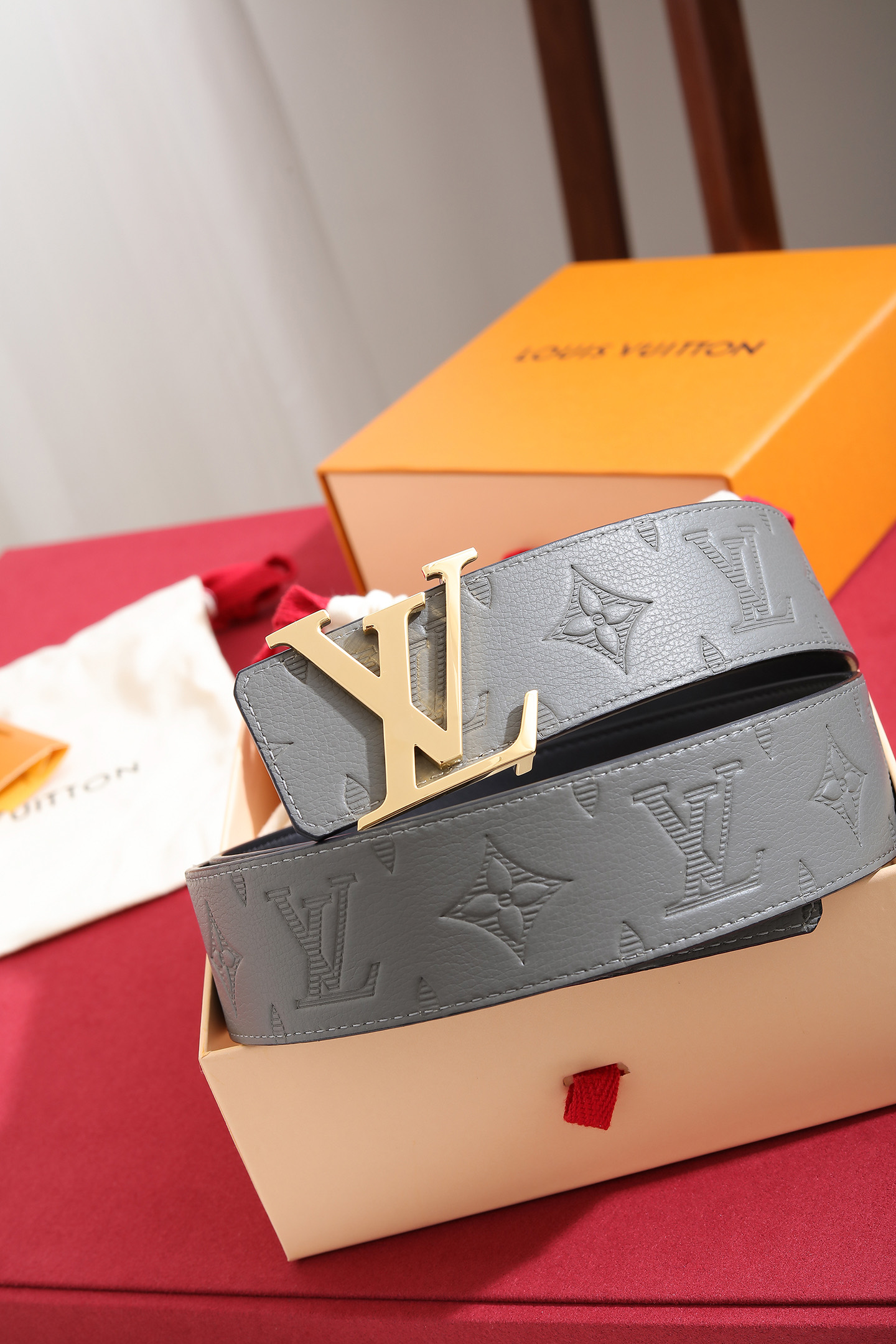 Louis Vuitton 宽度：𝟰 𝟬𝗰𝗺 路易威登Louis Vuitton « 配全套 原包装 » 进口小牛皮⬆ 小荔枝纹压花 进口皮+精品纯钢扣▪ 所有材料完全跟 一样 · 面料、走线、油边尽是细致体现 · 无漏洞细节构成 · 随便进出 代购正货真材实料