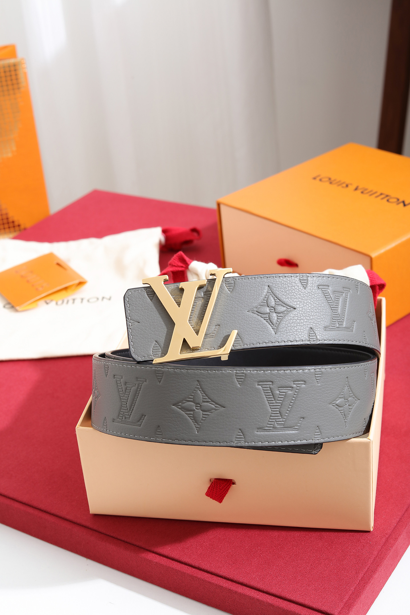 Louis Vuitton 宽度：𝟰 𝟬𝗰𝗺 路易威登Louis Vuitton « 配全套 原包装 » 进口小牛皮⬆ 小荔枝纹压花 进口皮+精品纯钢扣▪ 所有材料完全跟 一样 · 面料、走线、油边尽是细致体现 · 无漏洞细节构成 · 随便进出 代购正货真材实料