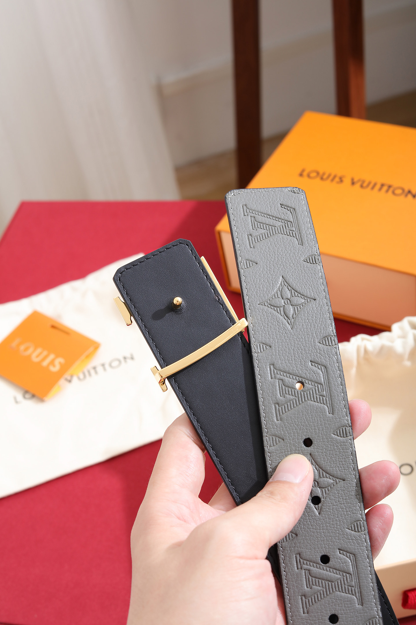 Louis Vuitton 宽度：𝟰 𝟬𝗰𝗺 路易威登Louis Vuitton « 配全套 原包装 » 进口小牛皮⬆ 小荔枝纹压花 进口皮+精品纯钢扣▪ 所有材料完全跟 一样 · 面料、走线、油边尽是细致体现 · 无漏洞细节构成 · 随便进出 代购正货真材实料