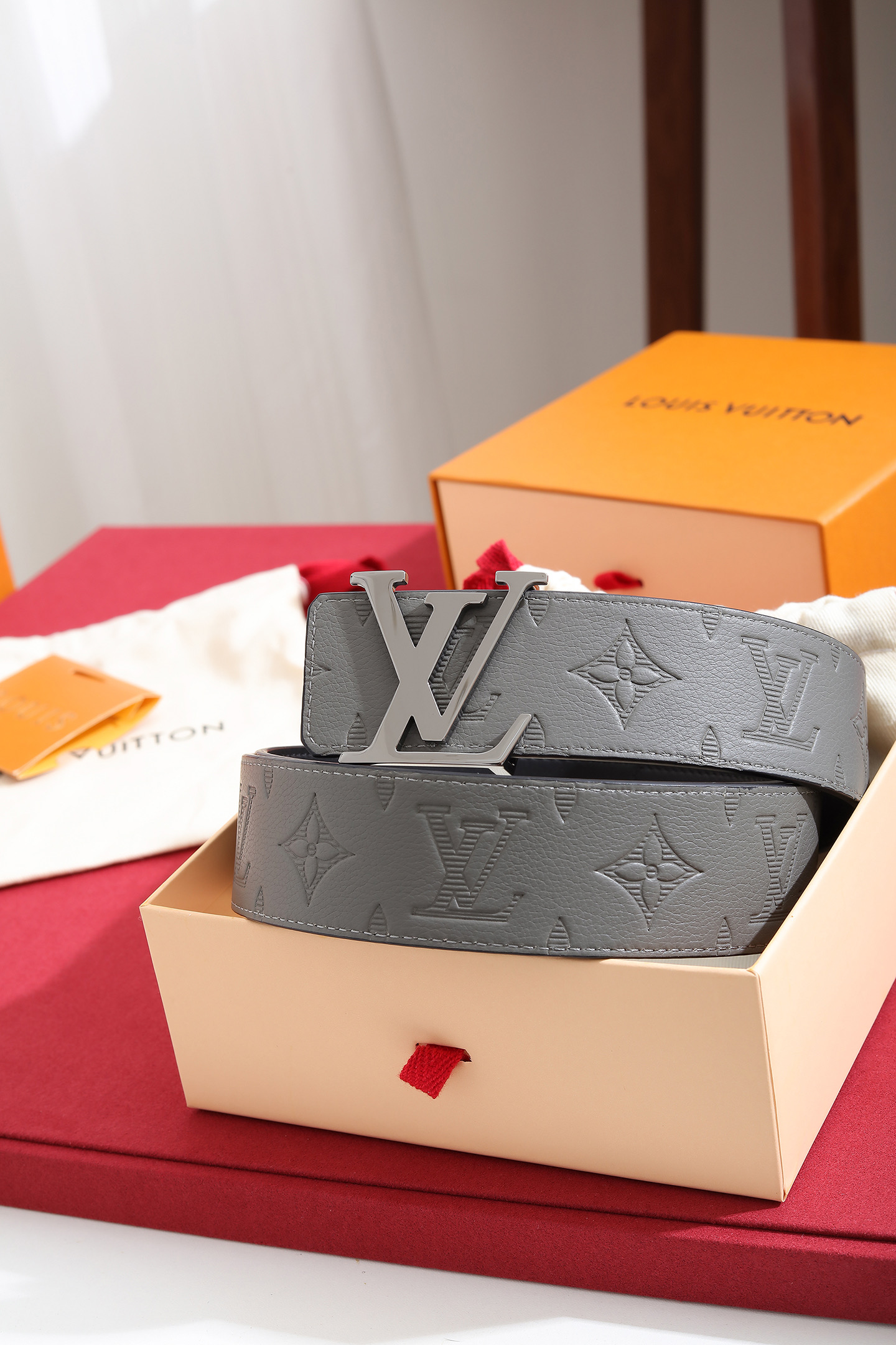 Louis Vuitton 宽度：𝟰 𝟬𝗰𝗺 路易威登Louis Vuitton « 配全套 原包装 » 进口小牛皮⬆ 小荔枝纹压花 进口皮+精品纯钢扣▪ 所有材料完全跟 一样 · 面料、走线、油边尽是细致体现 · 无漏洞细节构成 · 随便进出 代购正货真材实料